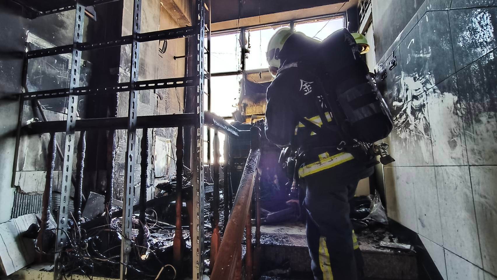 屋頂違法私設風力發電，電線走火引爆蓄電池 消防搶救三人