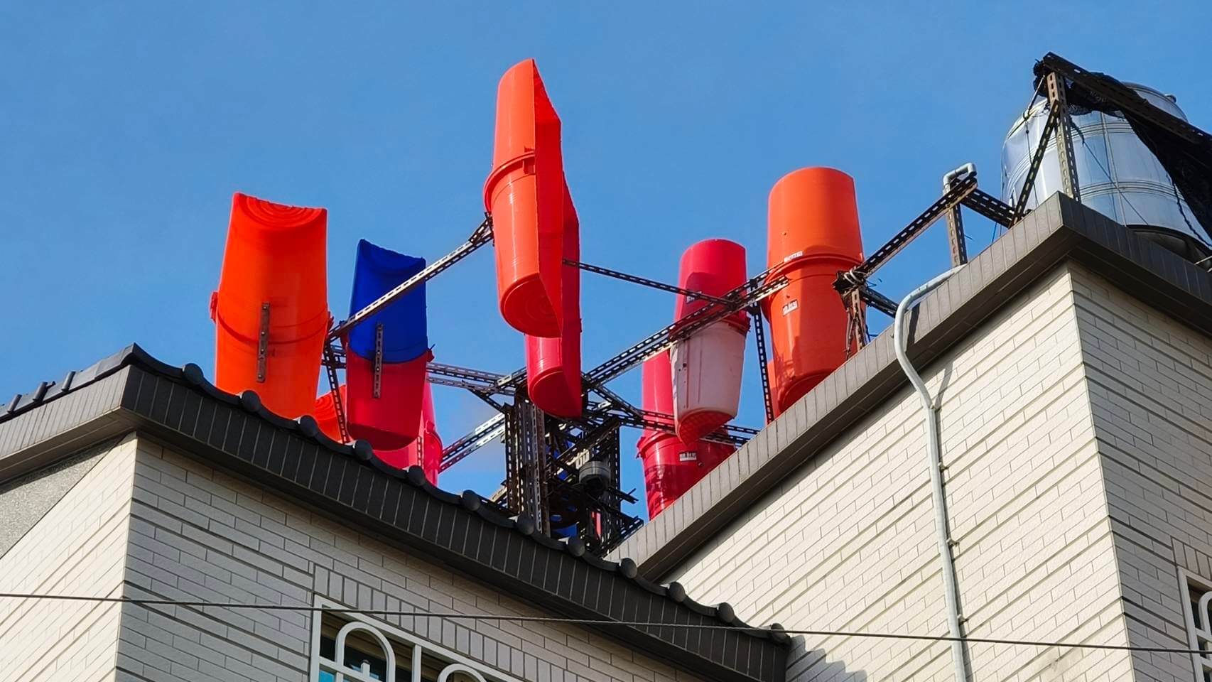 屋頂違法私設風力發電，電線走火引爆蓄電池 消防搶救三人