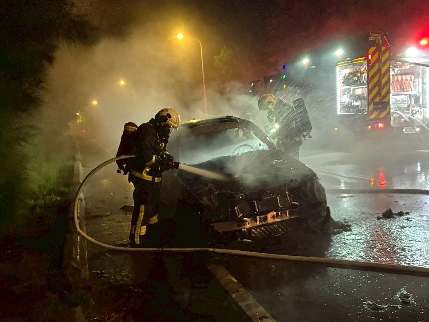 車剛保養就自燃  金門男跳車求救