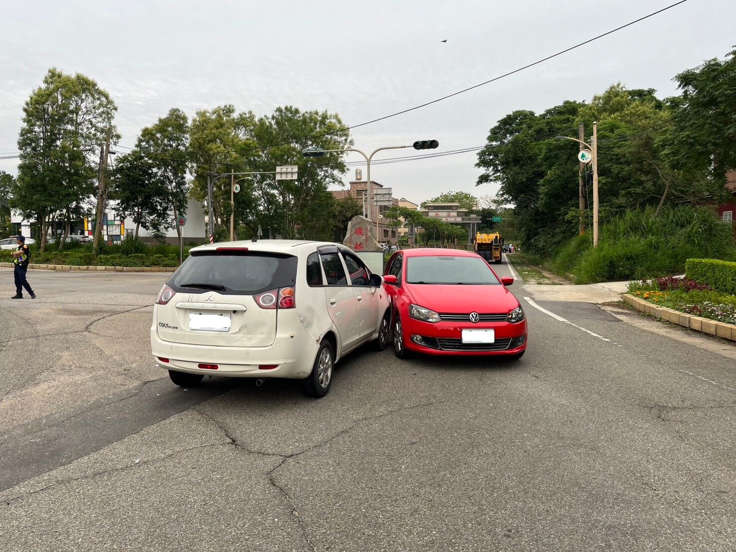 紅白對抗   金門圓環不停讓兩車相撞 5人受傷