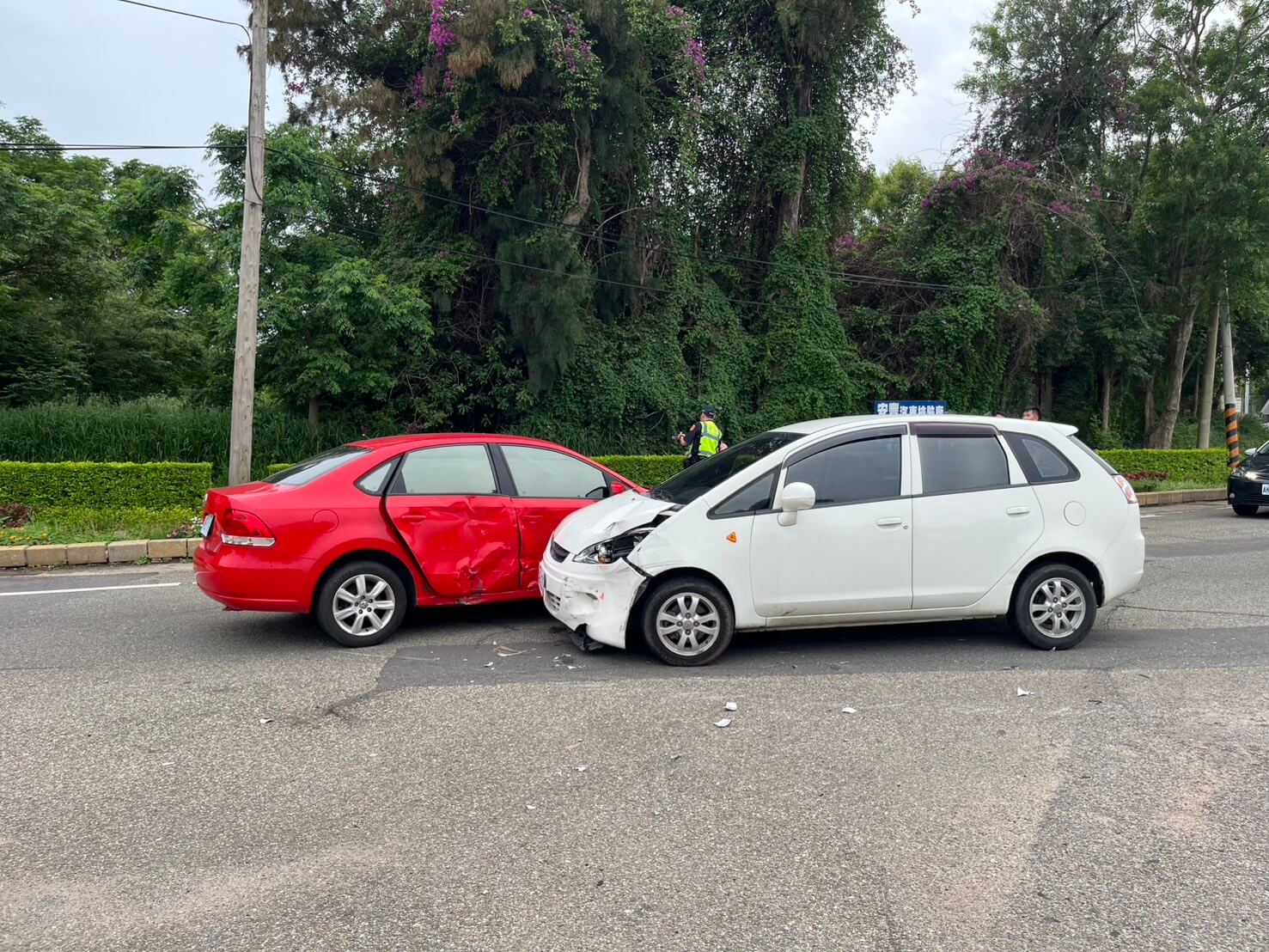 紅白對抗   金門圓環不停讓兩車相撞 5人受傷