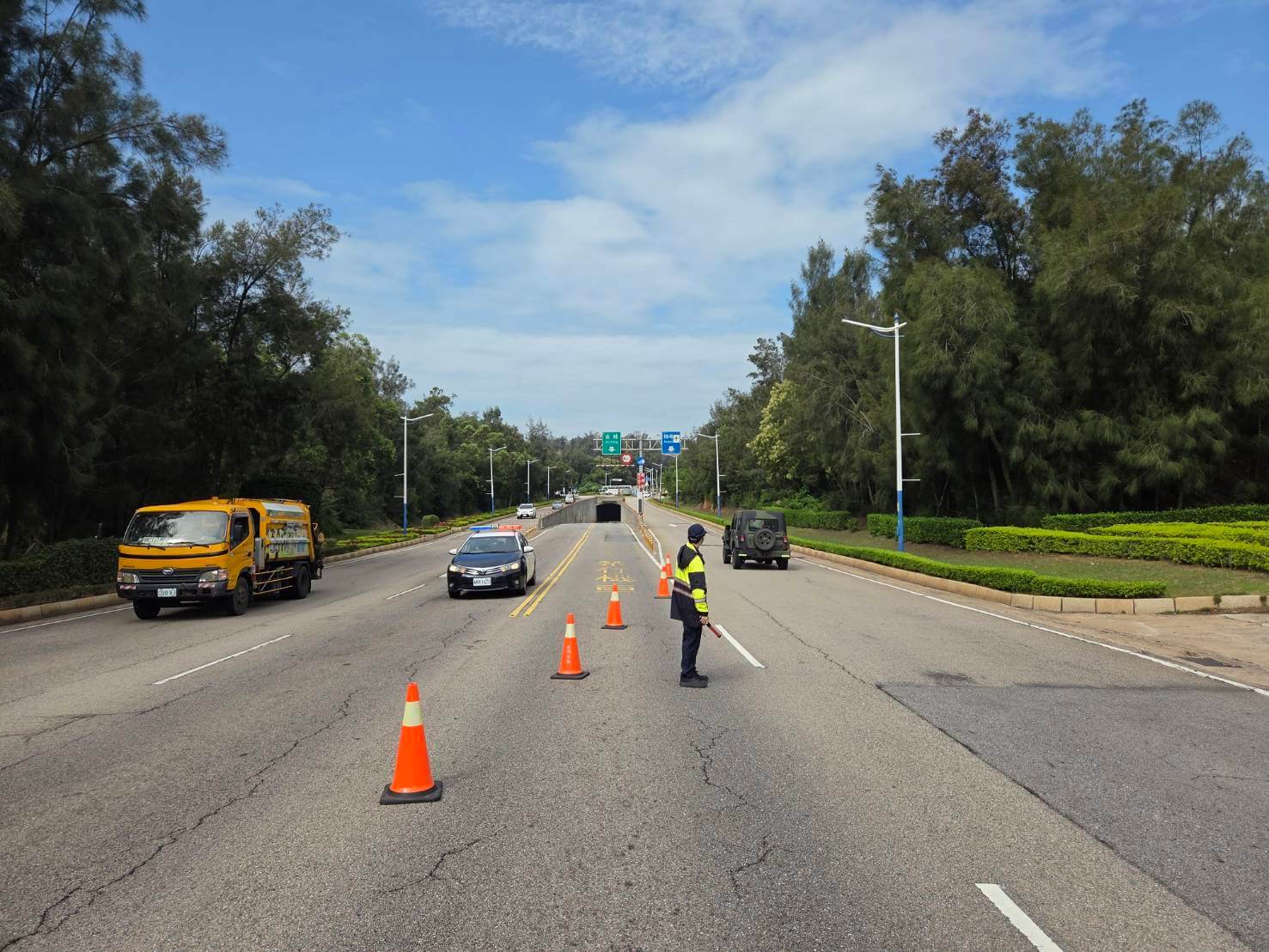 地下道車輛故障阻礙交通，警方迅速排除恢復通行