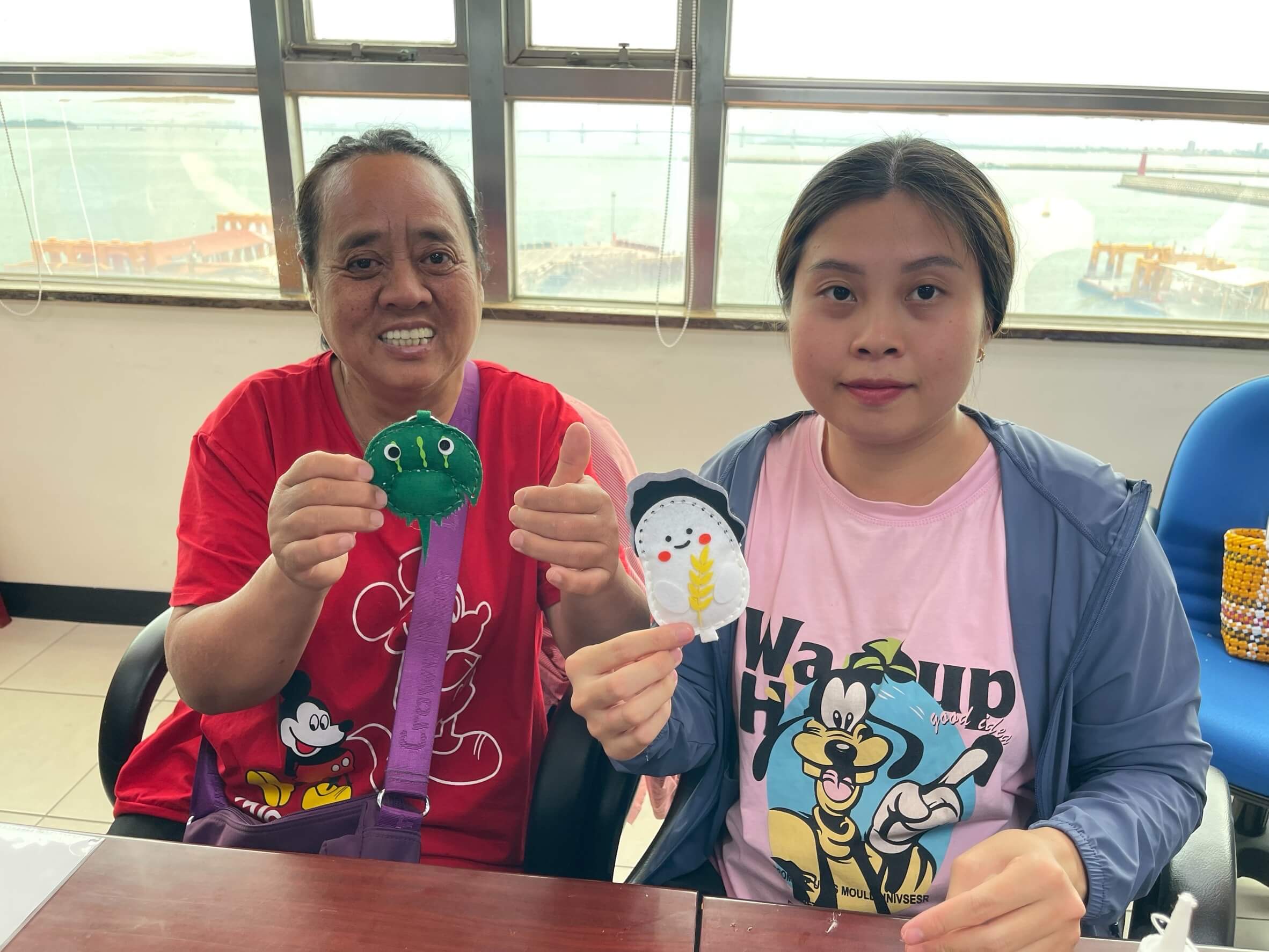 歡慶端午節 金門移民署邀新二代手作鱟造型香包傳遞祝福