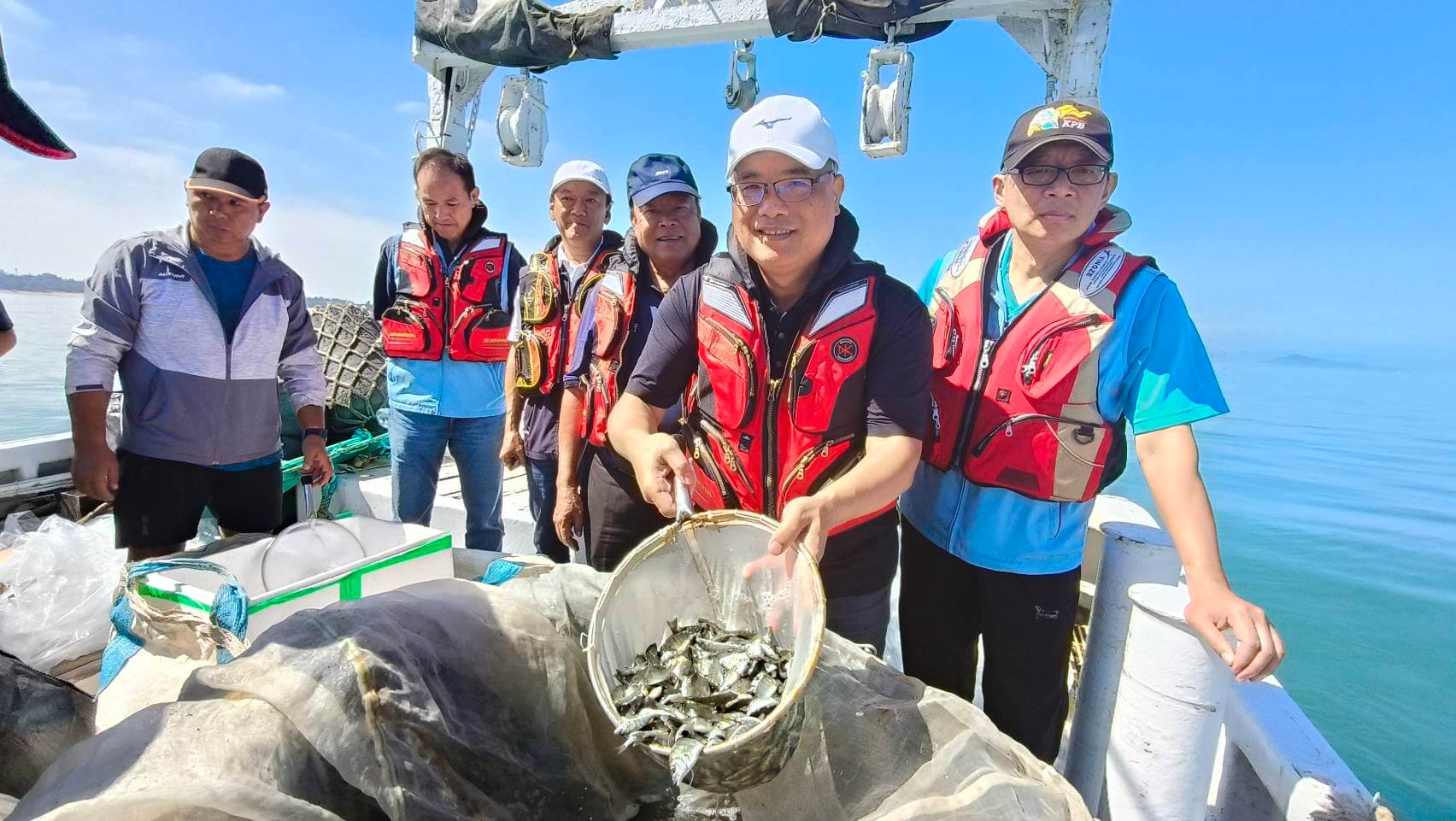 配合世界海洋日 金門水試所放流魚苗16萬尾