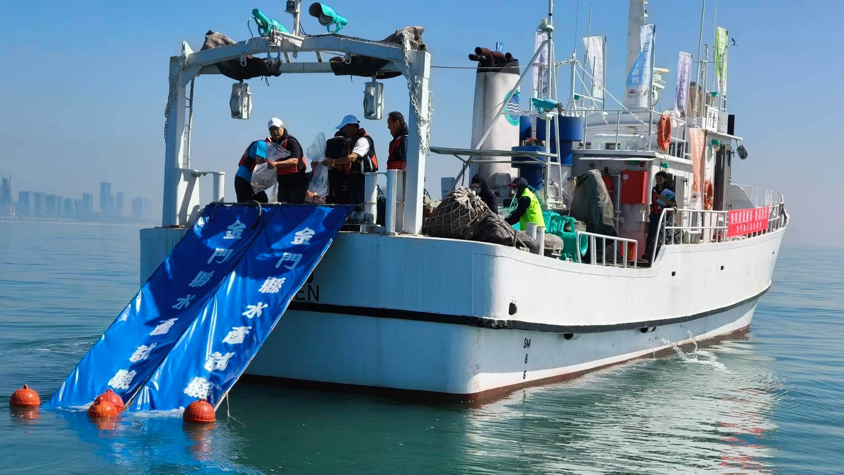 配合世界海洋日 金門水試所放流魚苗16萬尾