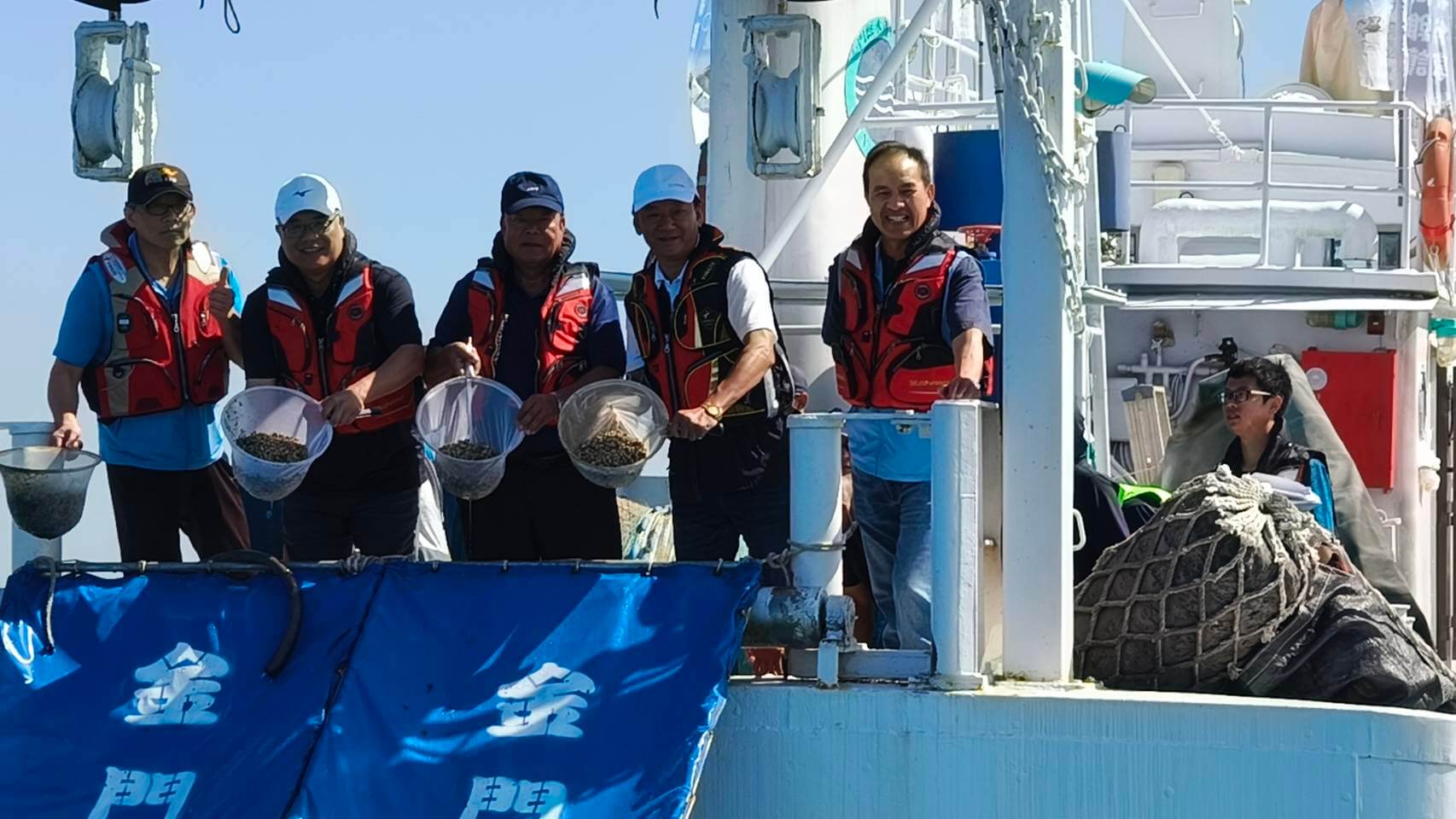 配合世界海洋日 金門水試所放流魚苗16萬尾