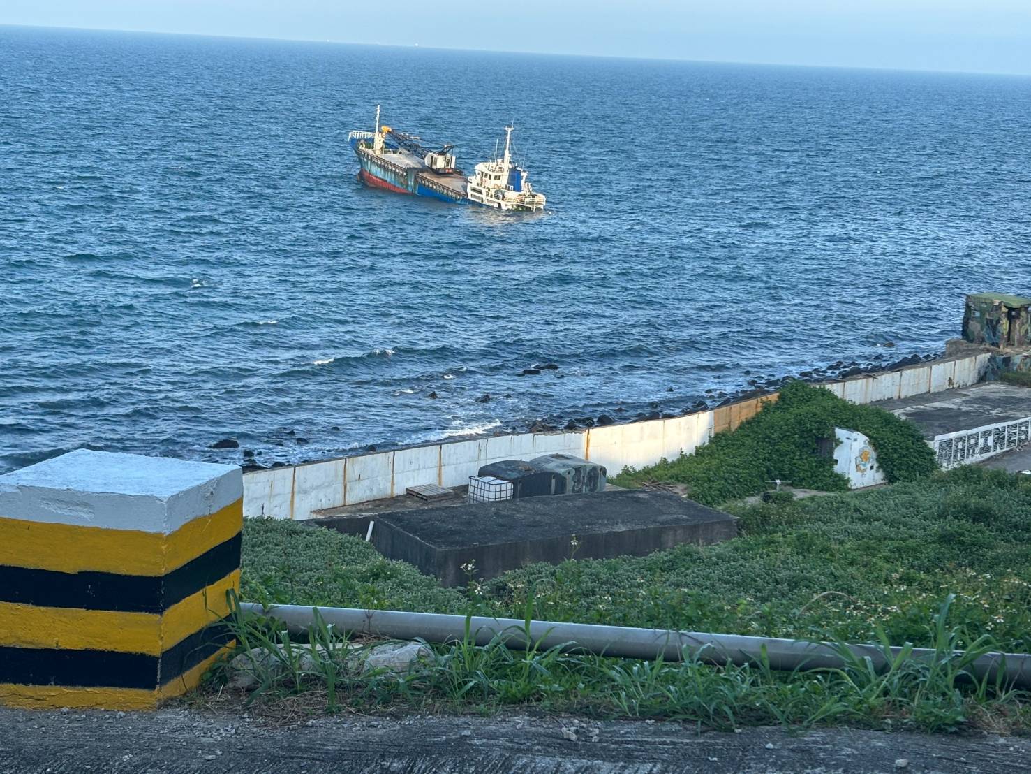 國籍「鑫豐」貨船烏坵碼頭觸礁  金門海巡救援9名船員