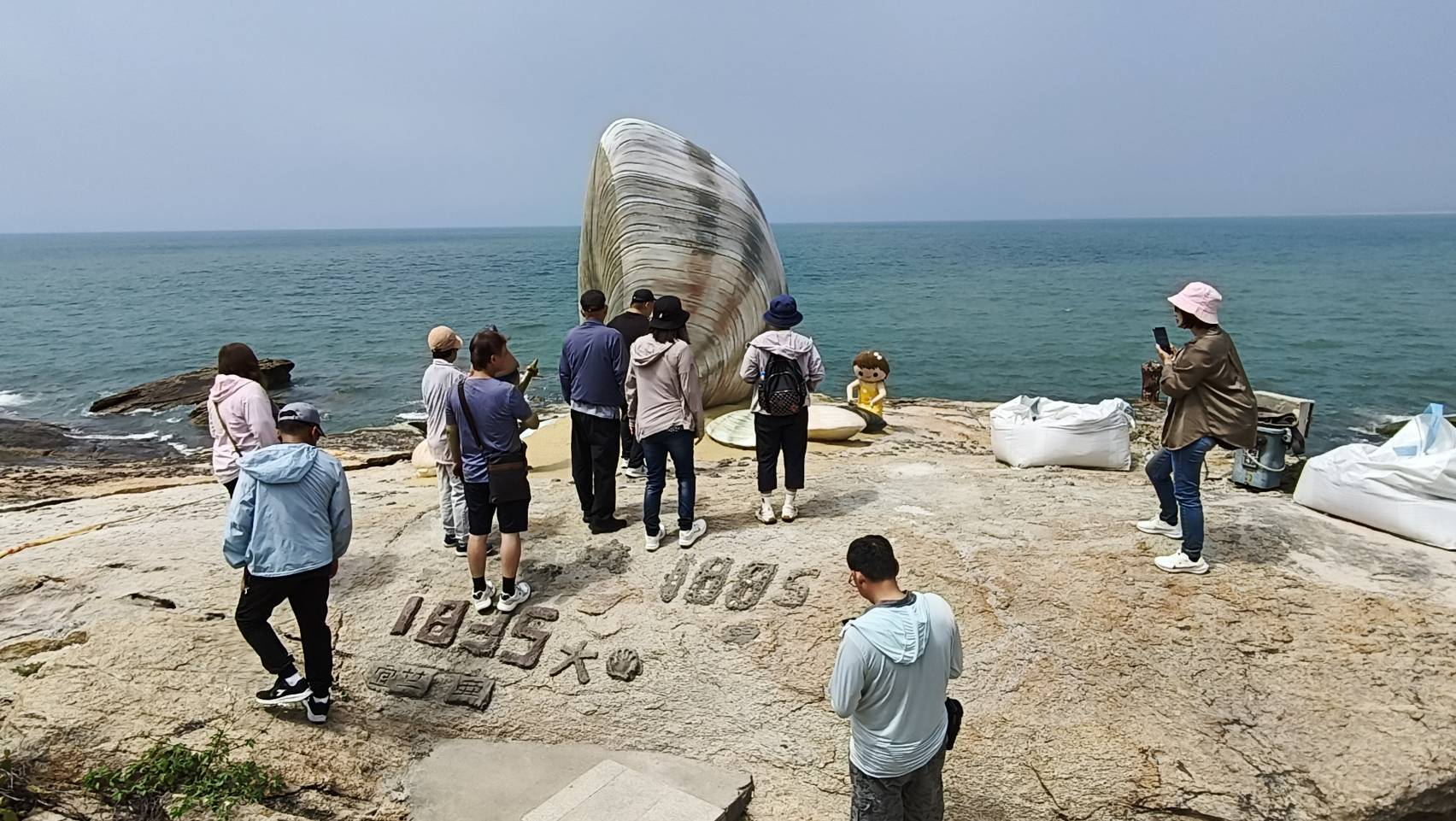 金門巨大花蛤   陸客搶拍