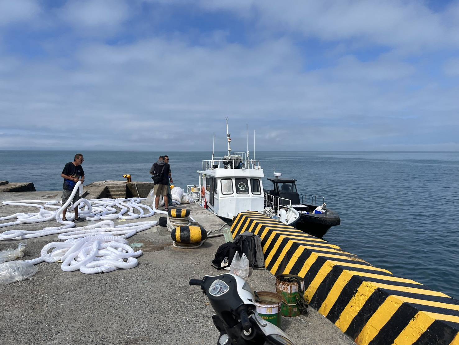 台籍貨船烏坵觸礁漏油 環保局急設攔油索阻汙染