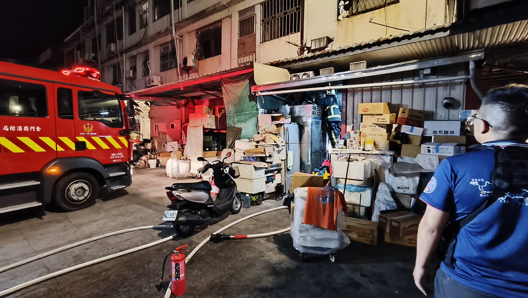 金門市區深夜驚傳火警 冰箱剛維修就電線走火  警消快速救援
