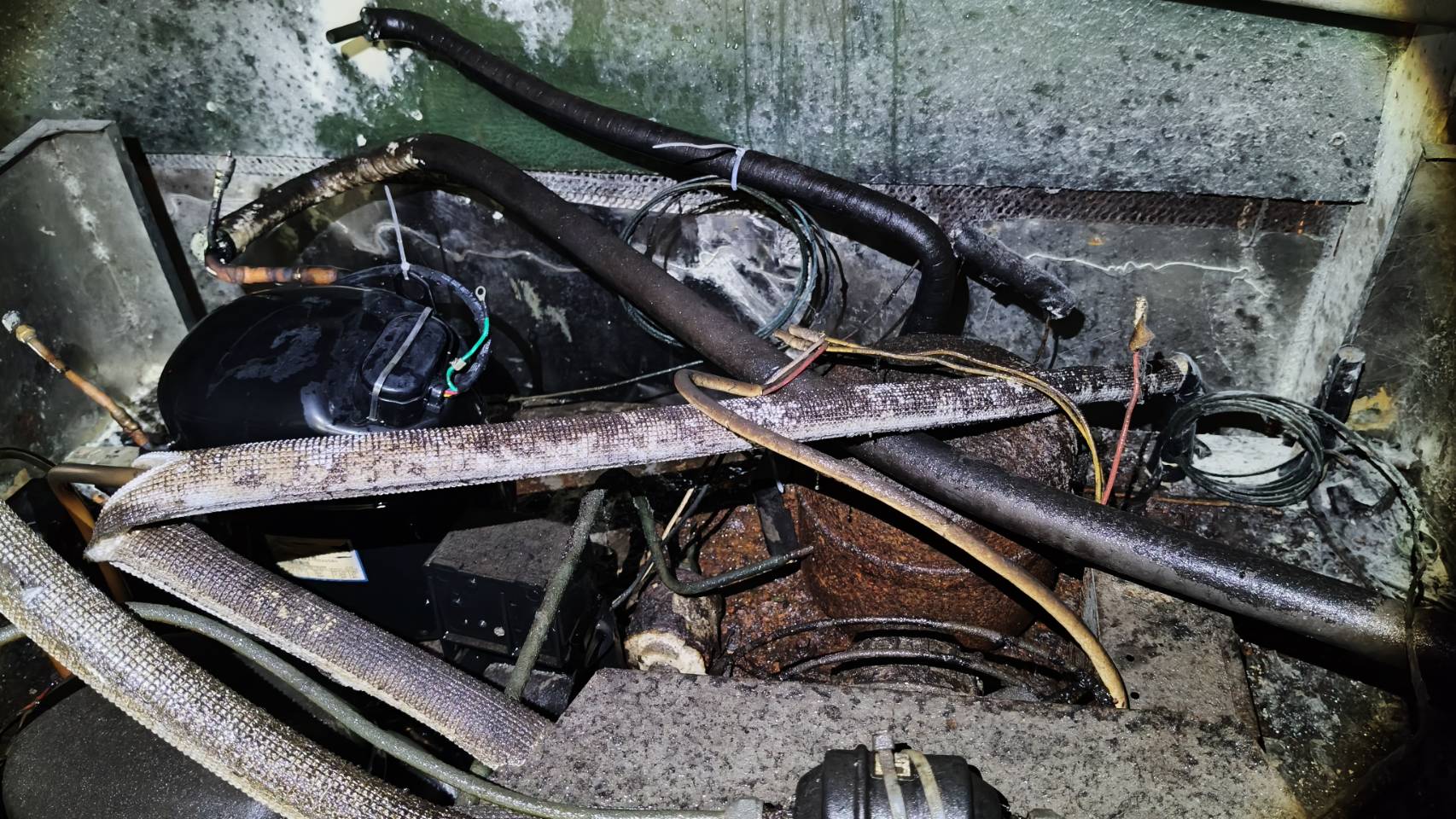 金門市區深夜驚傳火警 冰箱剛維修就電線走火  警消快速救援