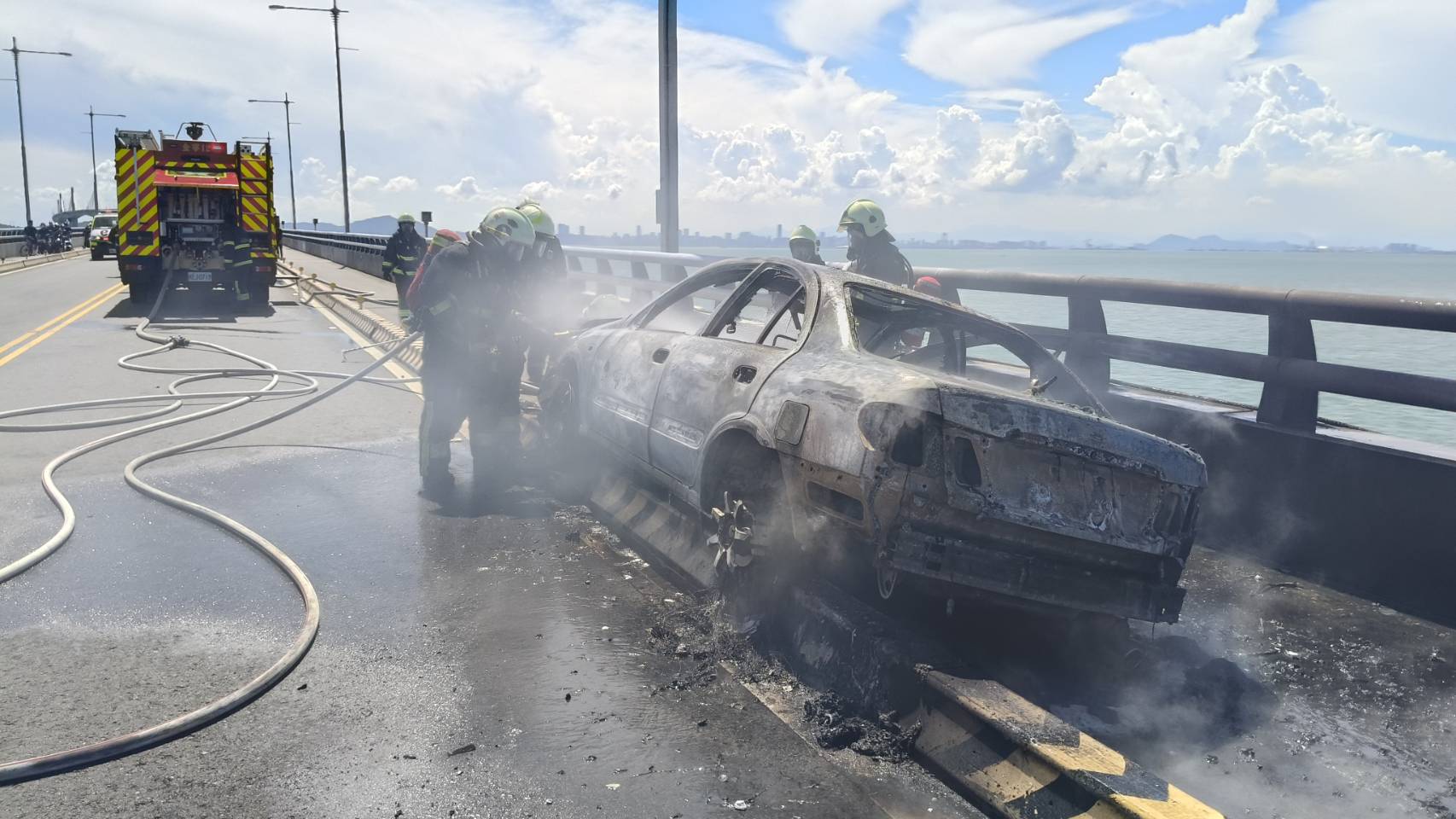 金門大橋首起火燒車 濃煙竄天警消搶救