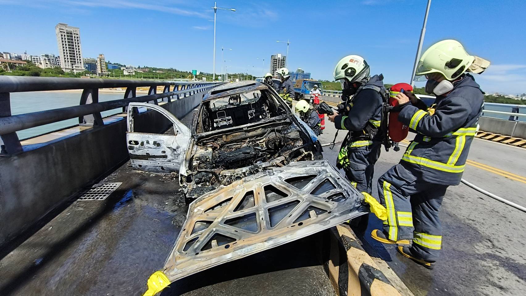 金門大橋首起火燒車 濃煙竄天警消搶救