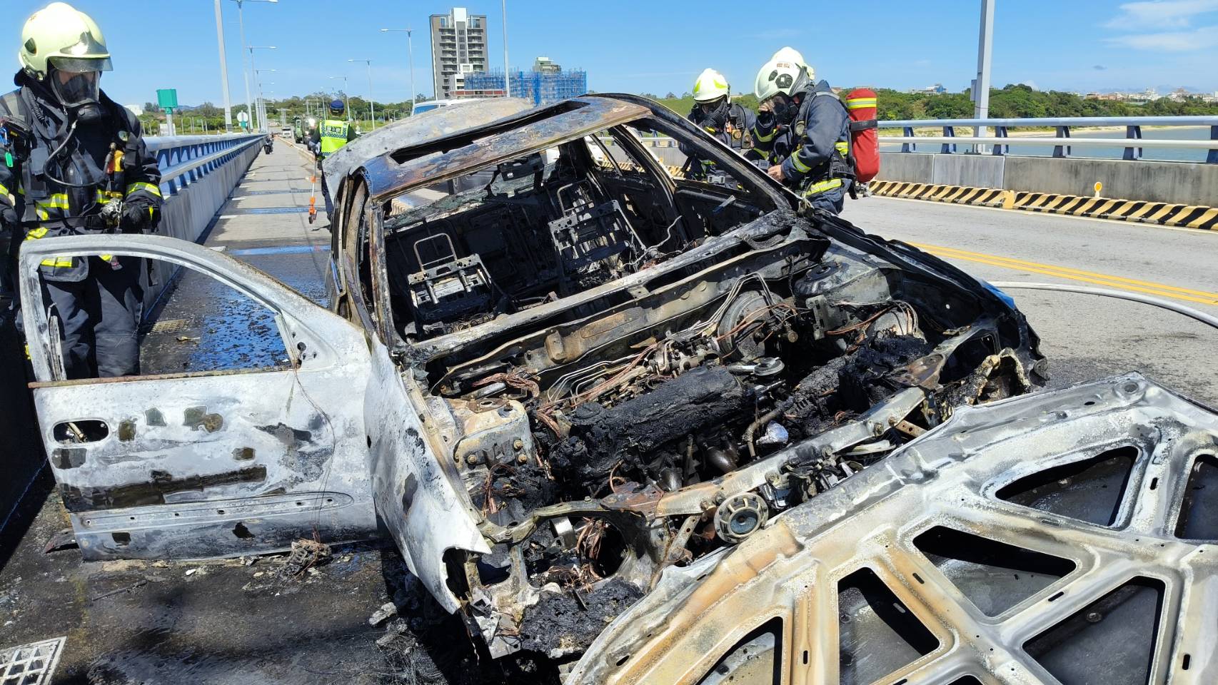 金門大橋首起火燒車 濃煙竄天警消搶救