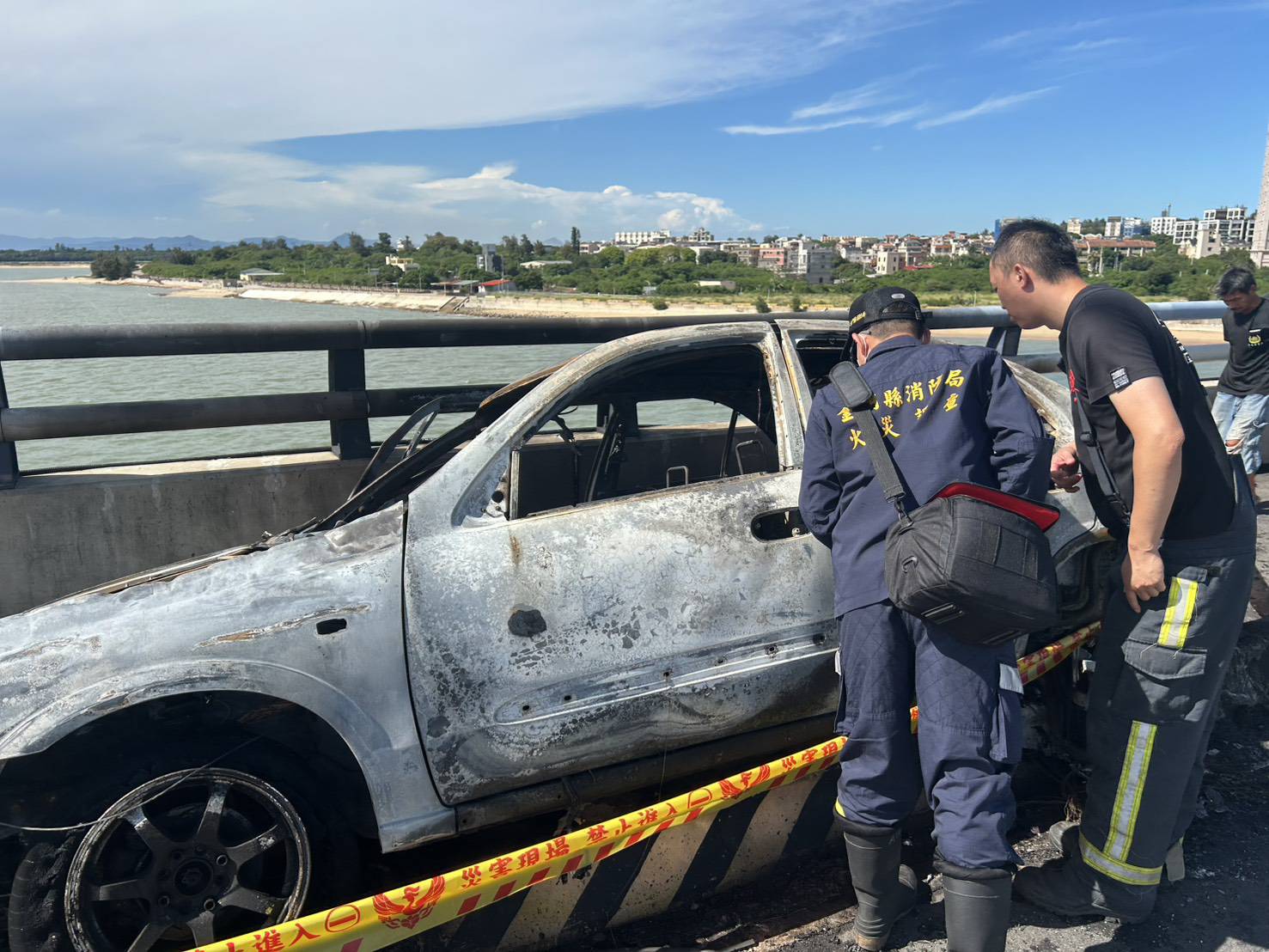 金門大橋轎車撞路緣石  起火燃燒畫面曝光
