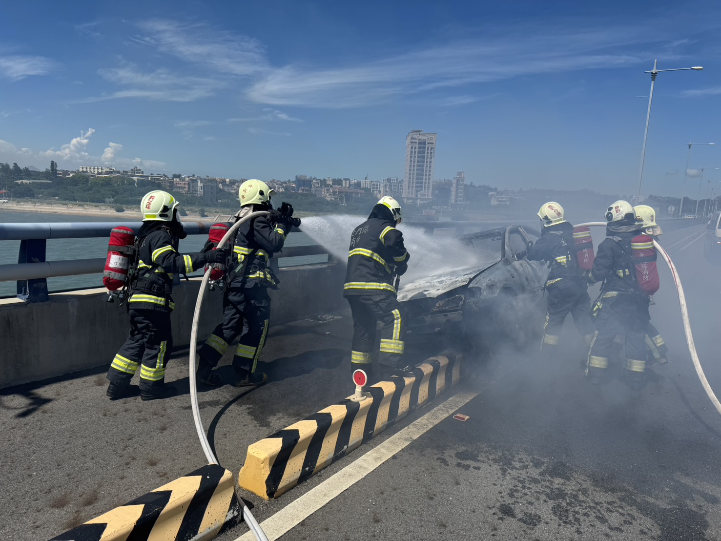 金門大橋轎車撞路緣石  起火燃燒畫面曝光