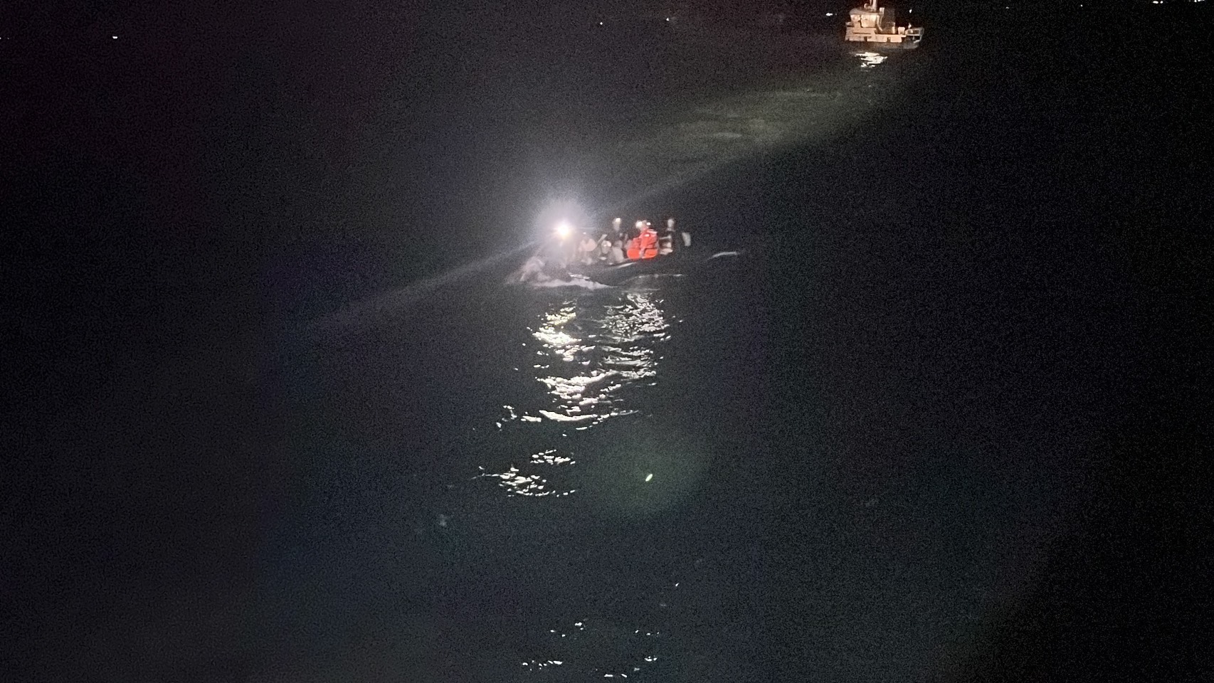 國籍「鑫豐」貨船烏坵碼頭觸礁  金門海巡救援9名船員