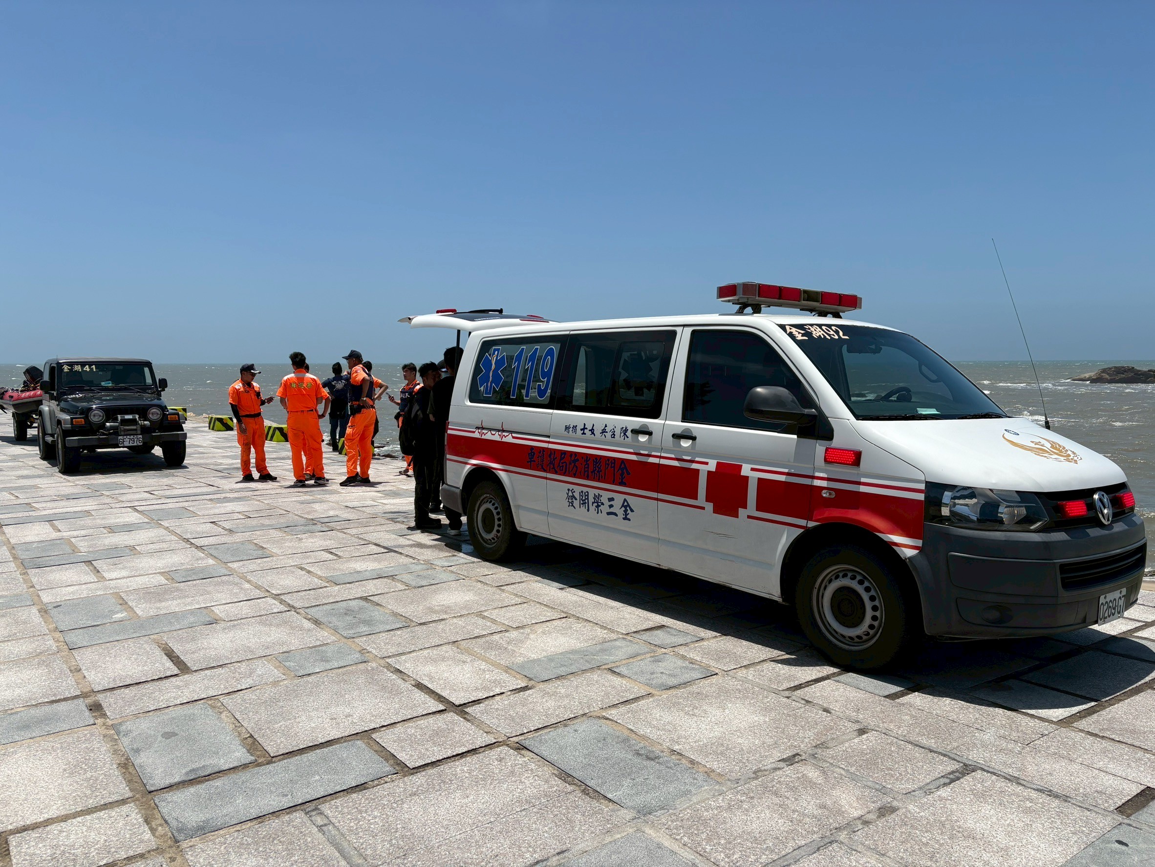 不暗潮汐 南石滬海域2民眾受困礁石 勇消成功救援