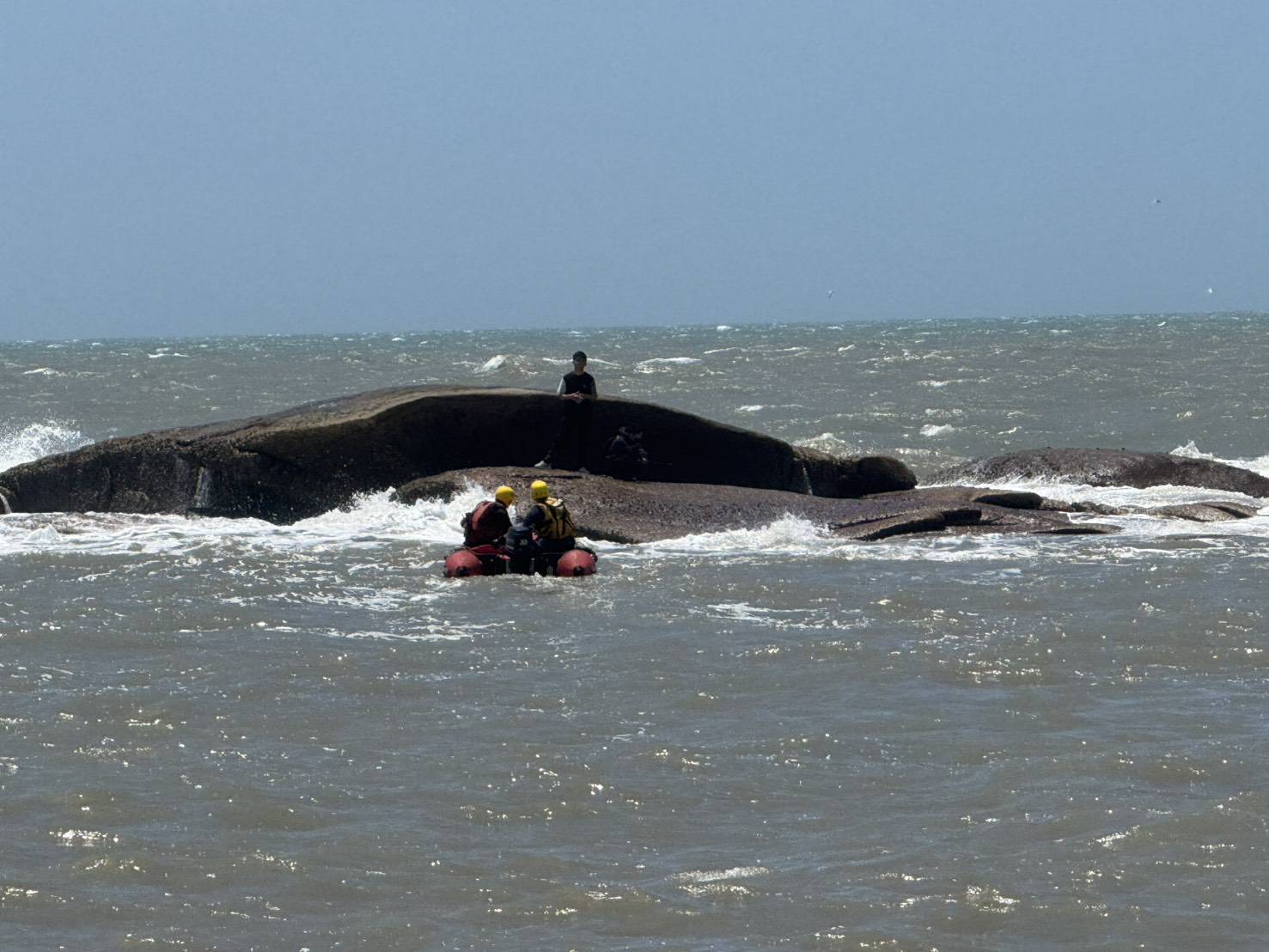 不暗潮汐 南石滬海域2民眾受困礁石 勇消成功救援