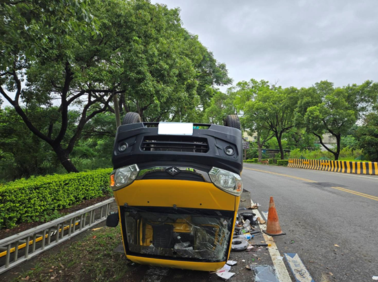 烏龜翻 金門小貨車於過彎時操控不當導致翻覆