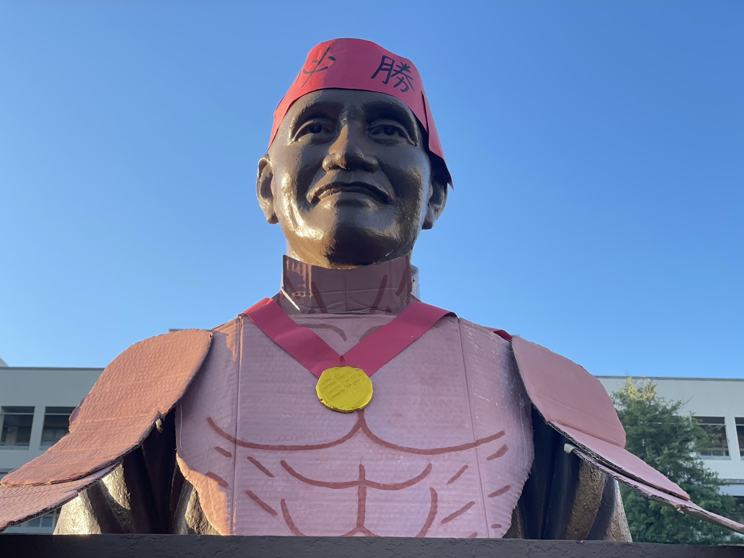 城為一道光-蔣公變奧特曼  金門國中校方稱創意十足