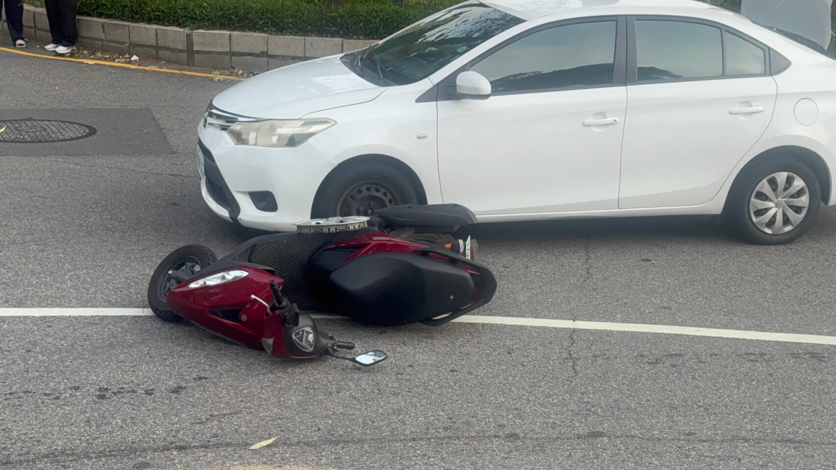 金門榜林圓環車禍 女騎士擦傷送醫 尖峰時段車流大打結