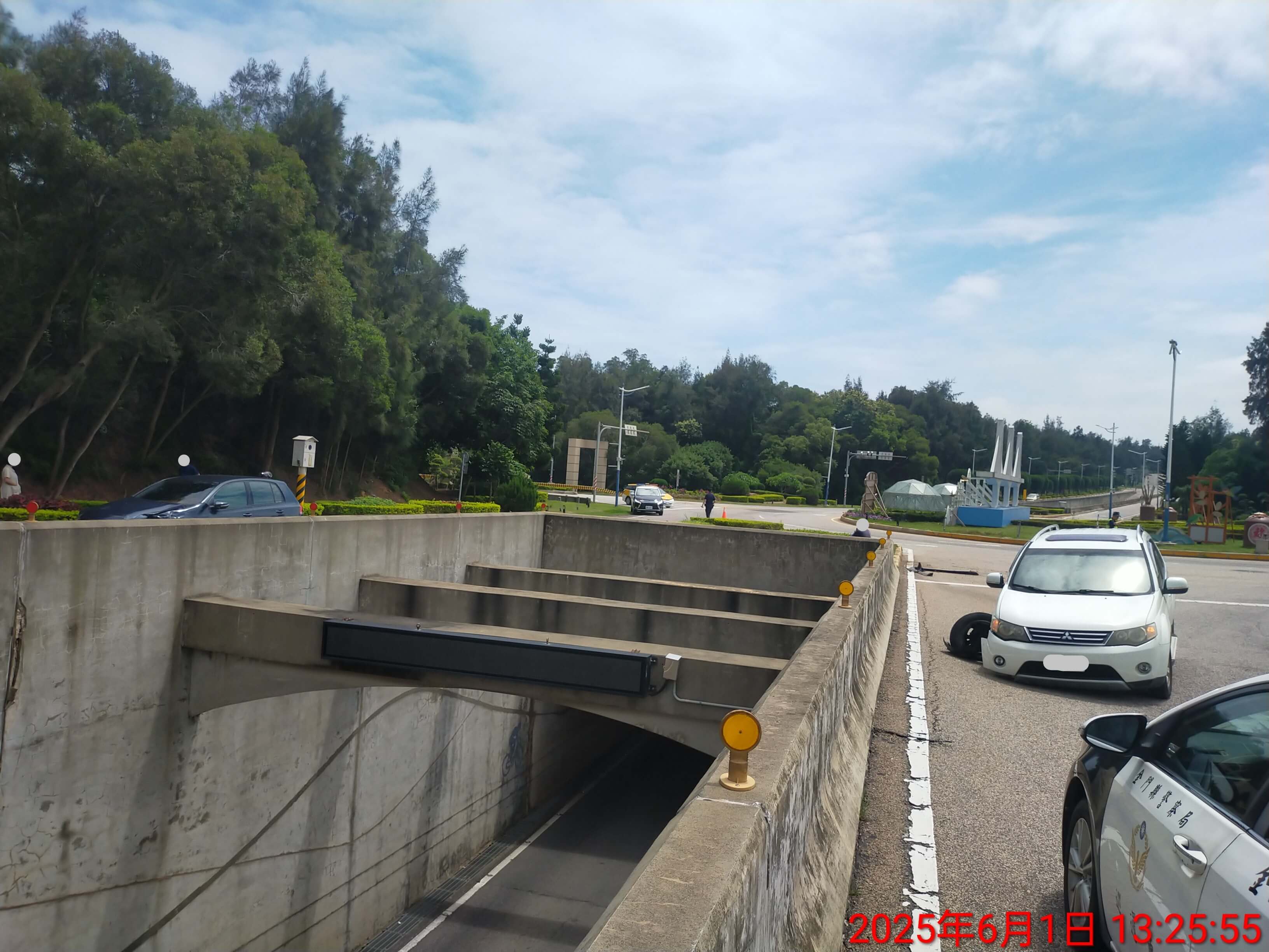 金門機場圓環兩車擦撞  車頭毀