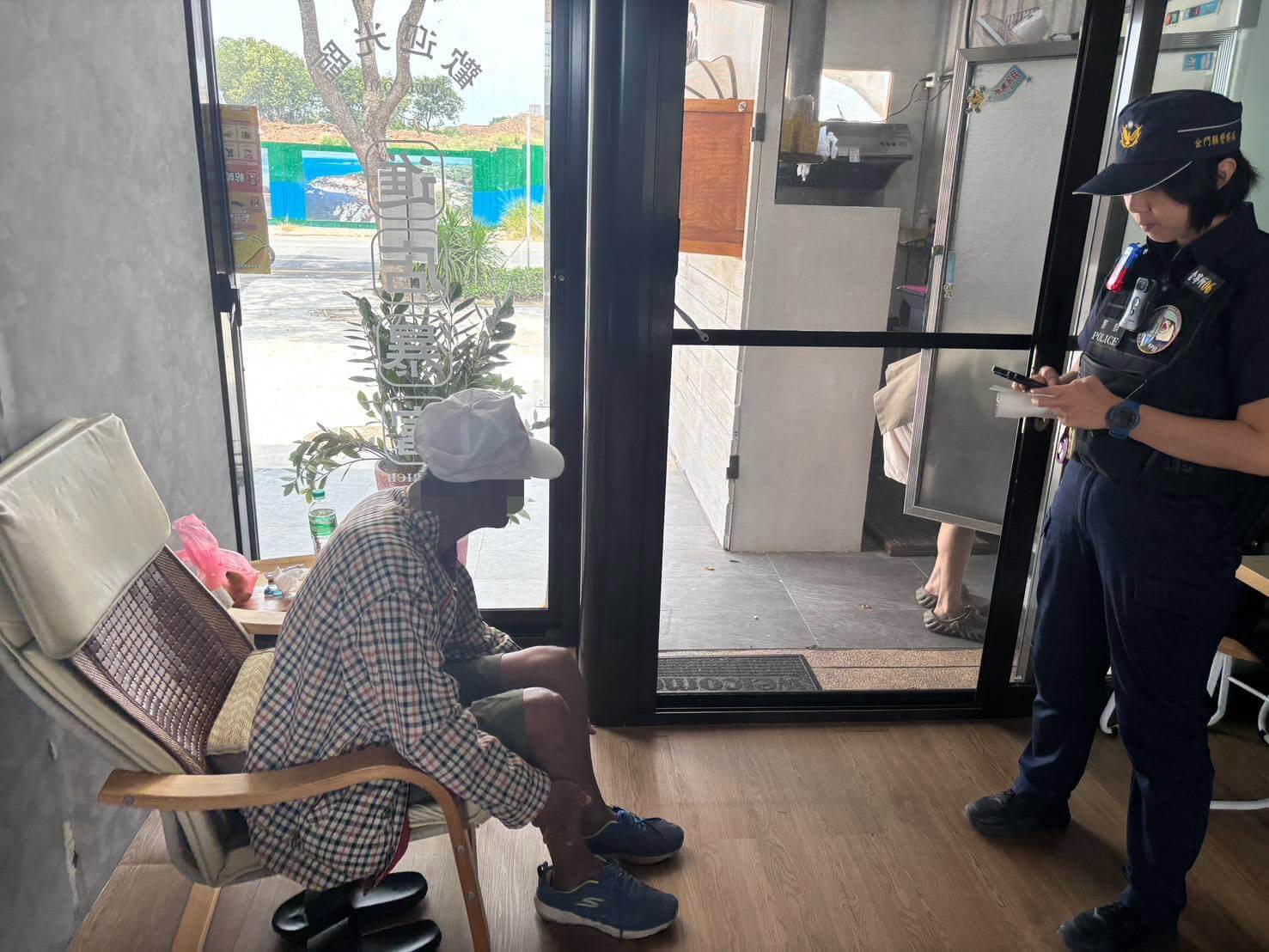 颱風天老人獨行尋友迷失 金門警協助接送返家