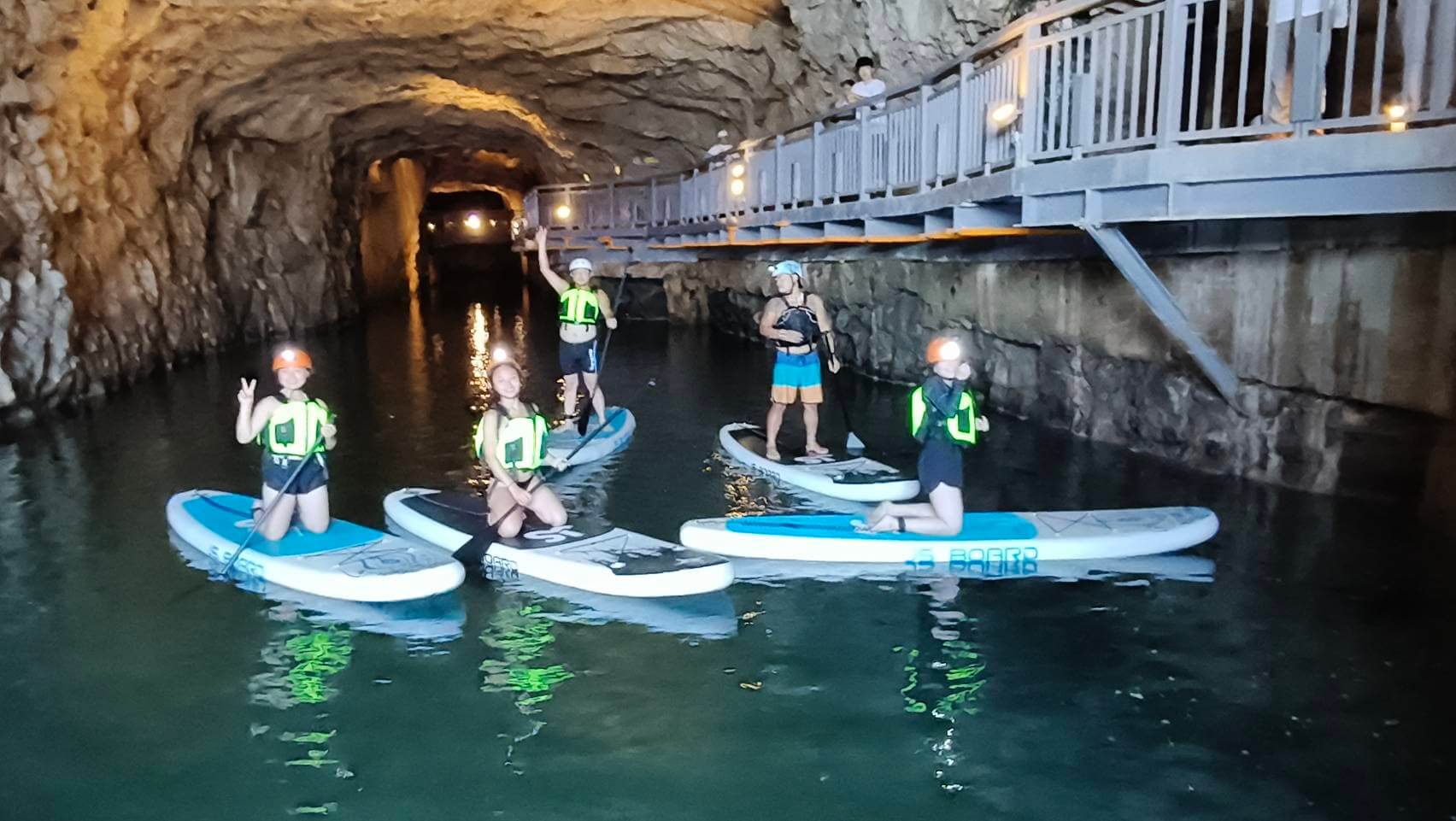  金門漁村小艇坑道登場首度坑道水上立式划槳（SUP）  