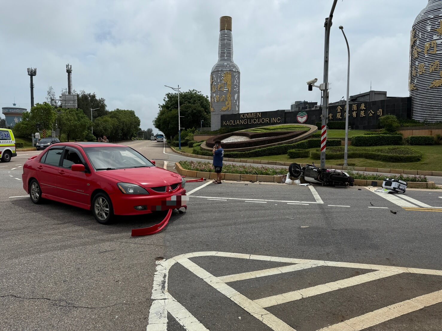 搶快！外送員直撞轎車噴飛重傷送醫，機車全毀