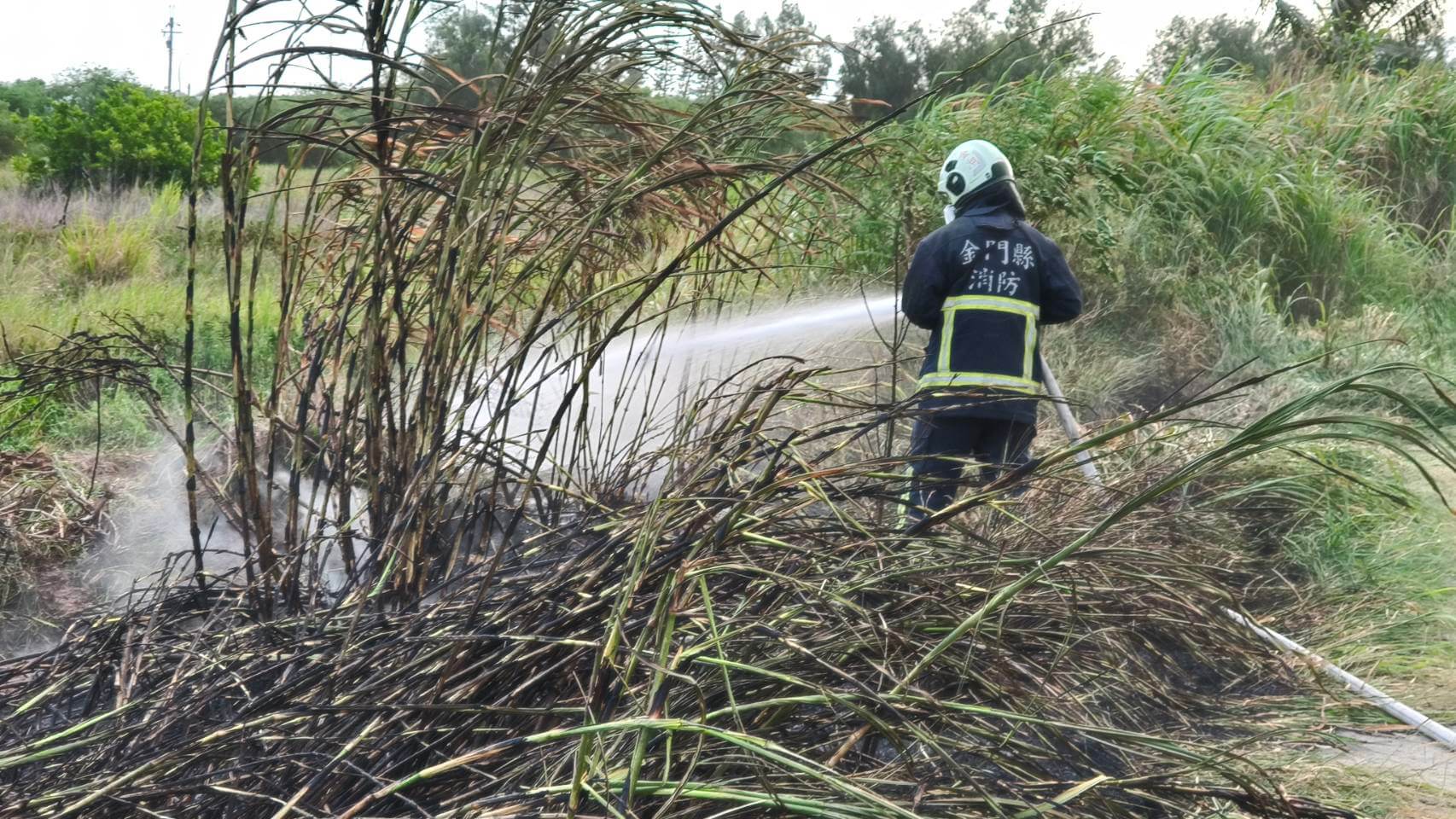  金門尚義機場週遭驚冒大量濃煙，疑燒垃圾險影響飛安