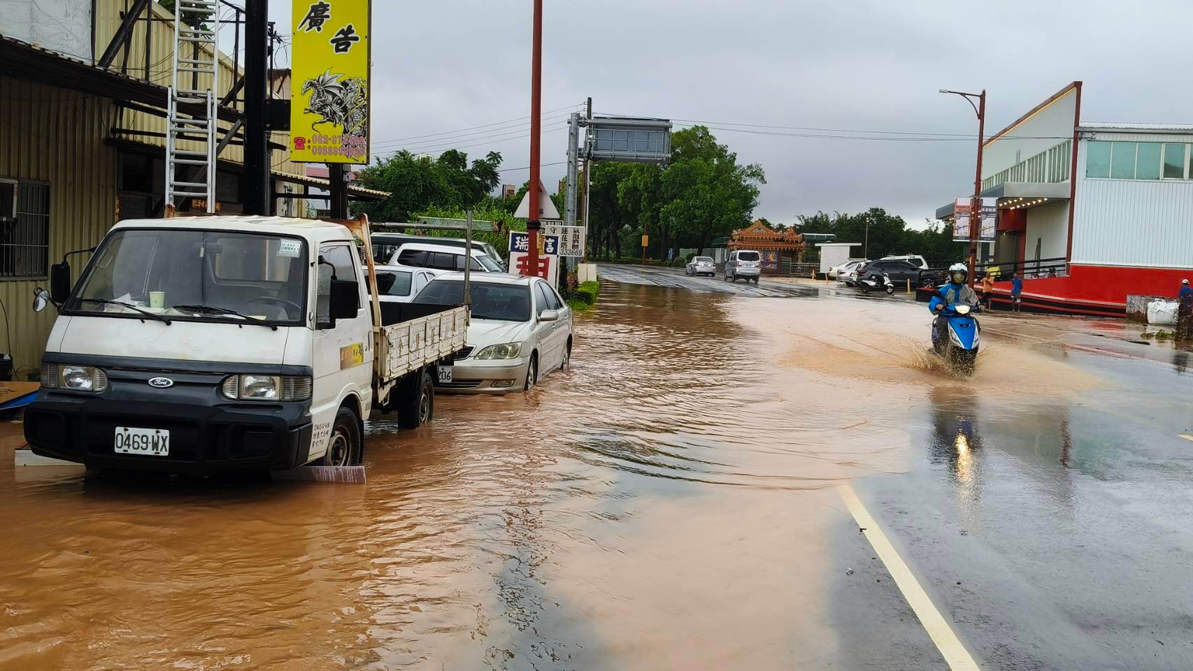 金門再降爆雨，道路變水路.機車拋錨.門前變小河
