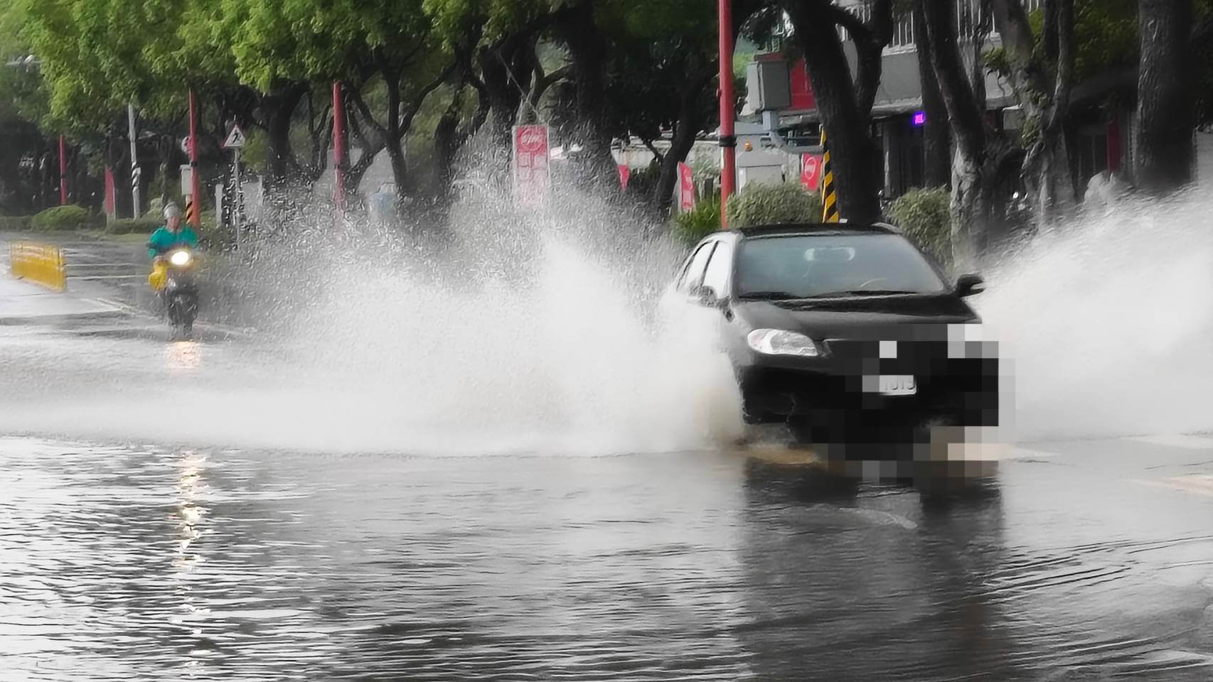 金門再降爆雨,道路變水路.機車拋錨.門前變小河 金門再降爆雨,道路變水路.機車拋錨.門前變小河