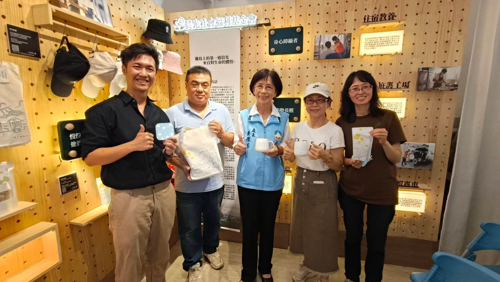 庇護員走進人群  金門妙妙屋庇護工場後浦店開幕   