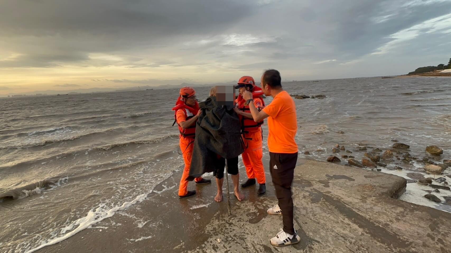 颱風來襲金門老翁冒險採蚵困海中 海巡即時救援並開單取締