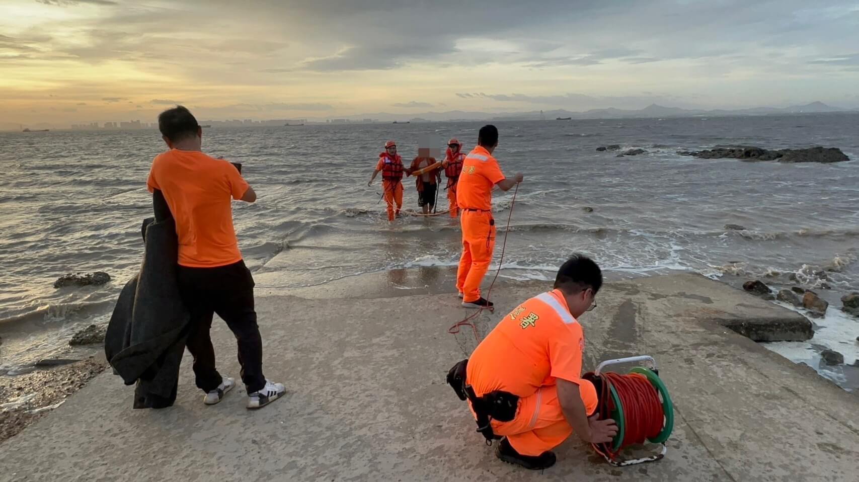 颱風來襲金門老翁冒險採蚵困海中 海巡即時救援並開單取締