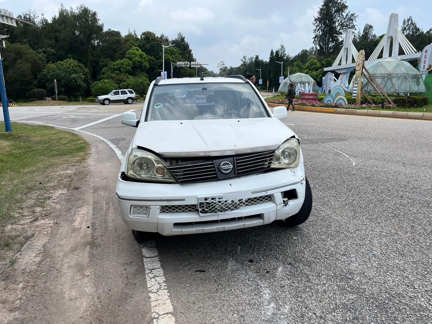 金門萬安結束趕載客人至機場,遭撞翻覆一人骨折送醫