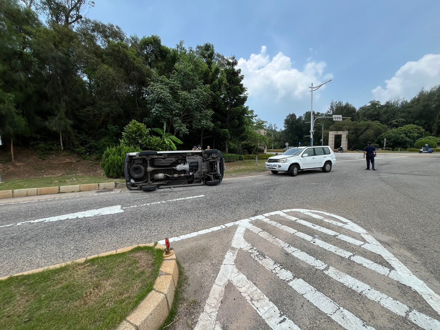 金門萬安結束趕載客人至機場,遭撞翻覆一人骨折送醫