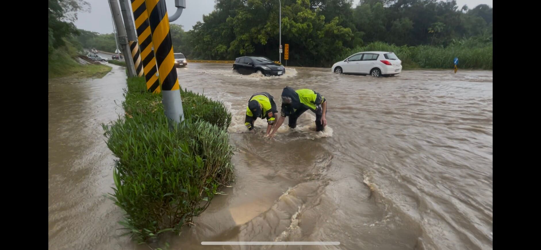 金門大淹水 金湖警處理道路淹水 防止危險維護用路人安全