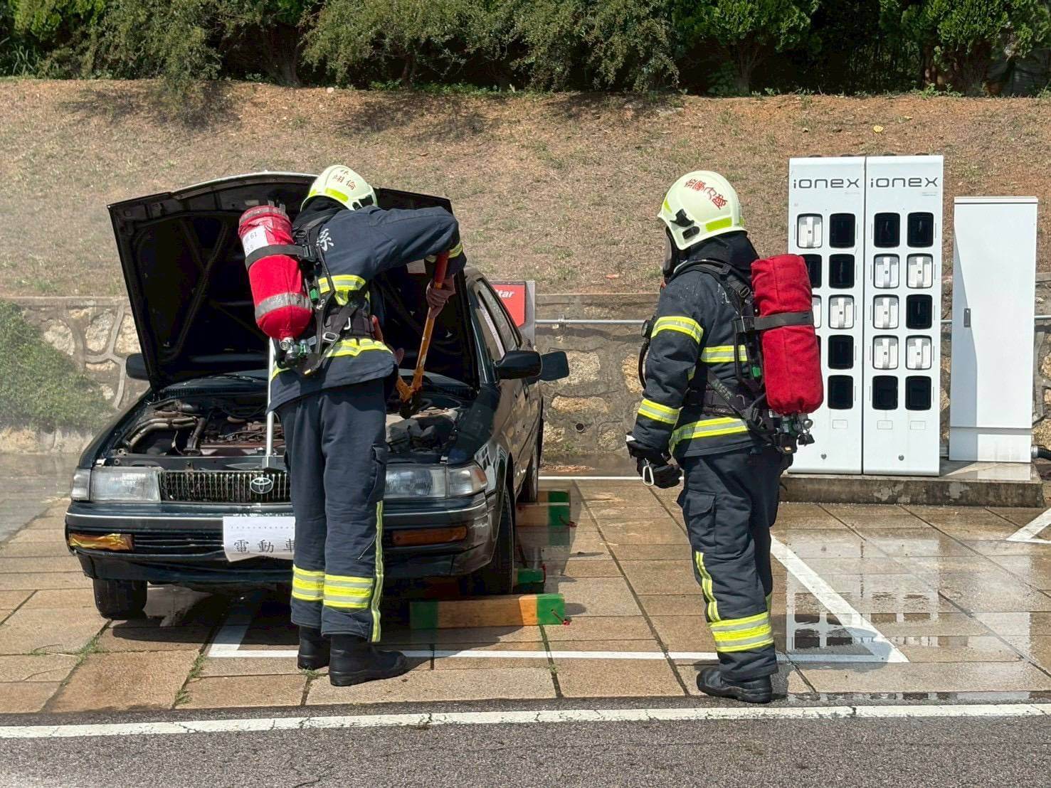 為提升電動車災害搶救應變能力！金門消防局首次辦理搶救演練