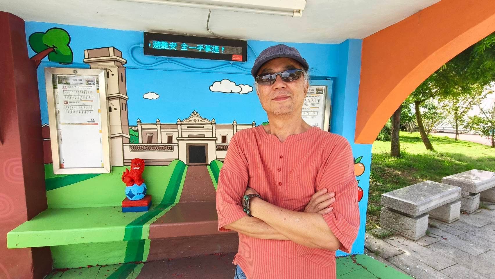 水頭3D候車亭換新風貌 王明宗巧手展現得月樓意象