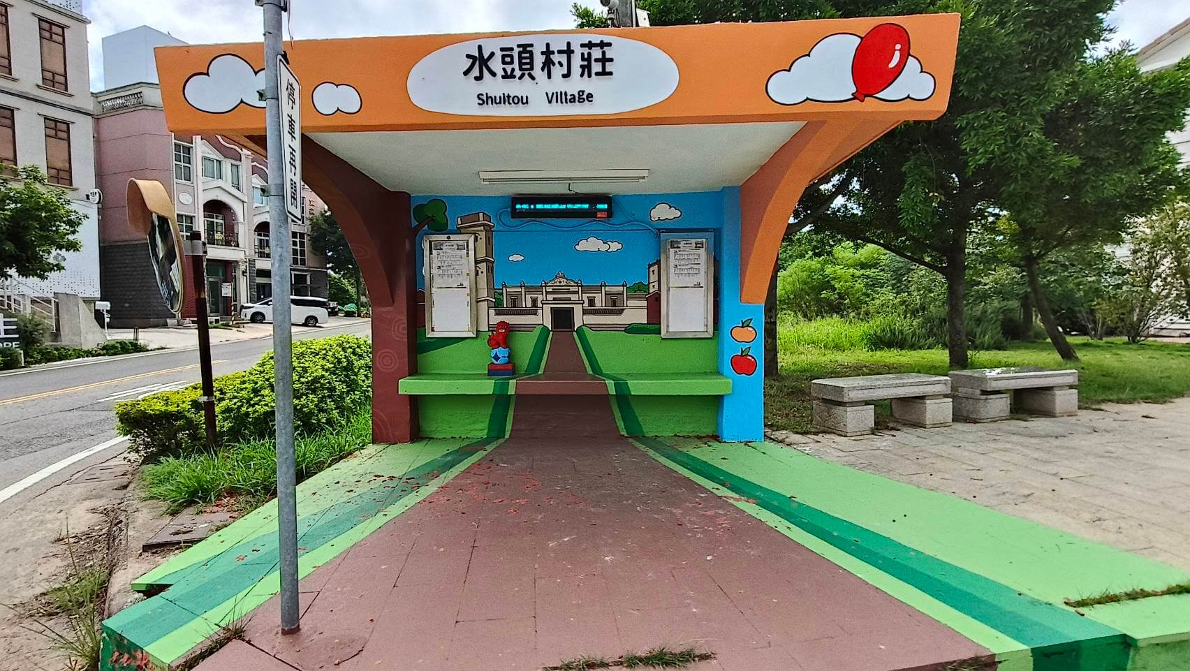 水頭3D候車亭換新風貌 王明宗巧手展現得月樓意象