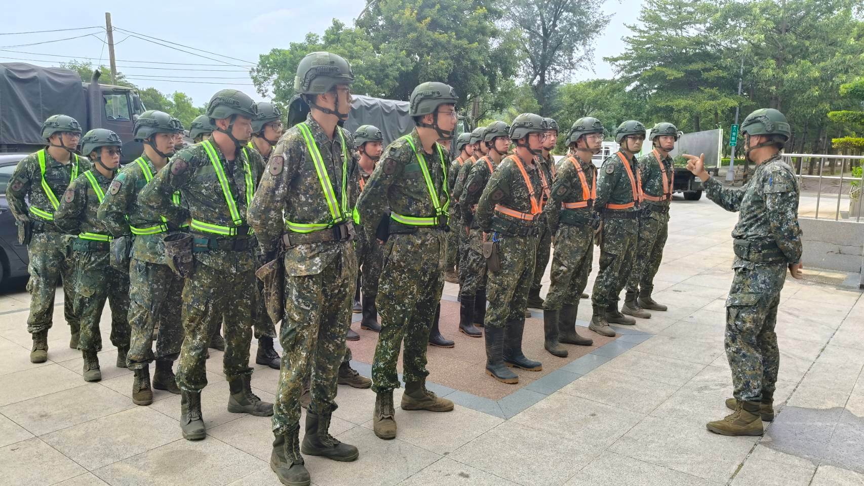 楊柳肆虐金門傳22件災情   金防部官兵清理街道