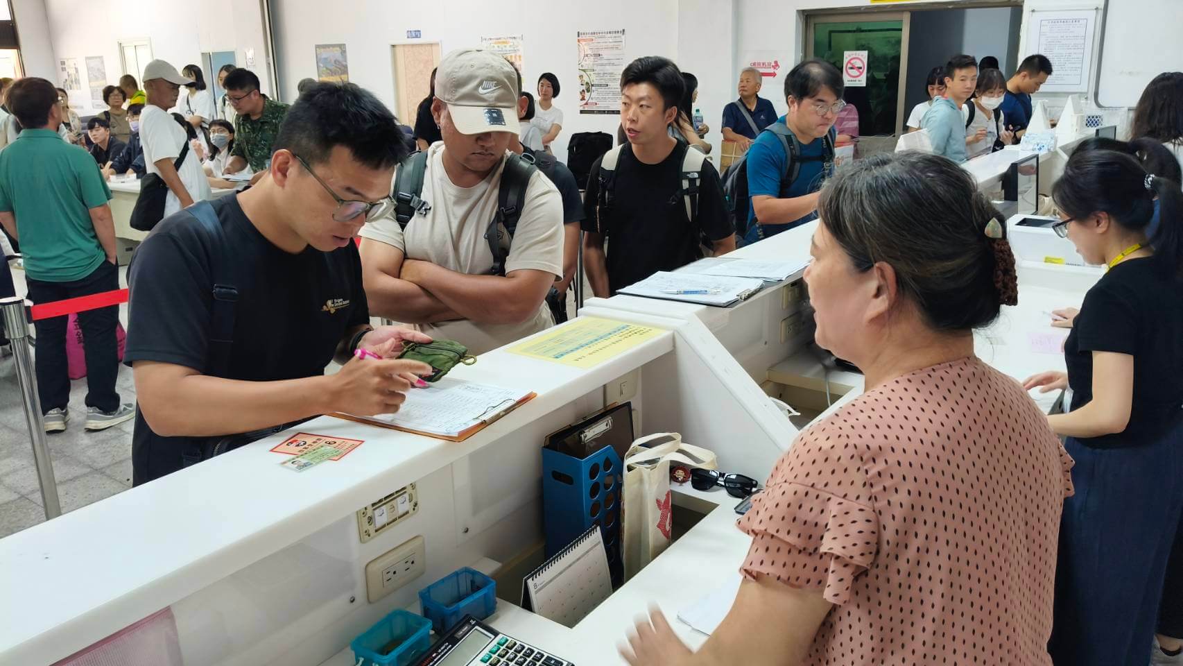 颱風亂交通，軍機出動4架次金門疏運旅客