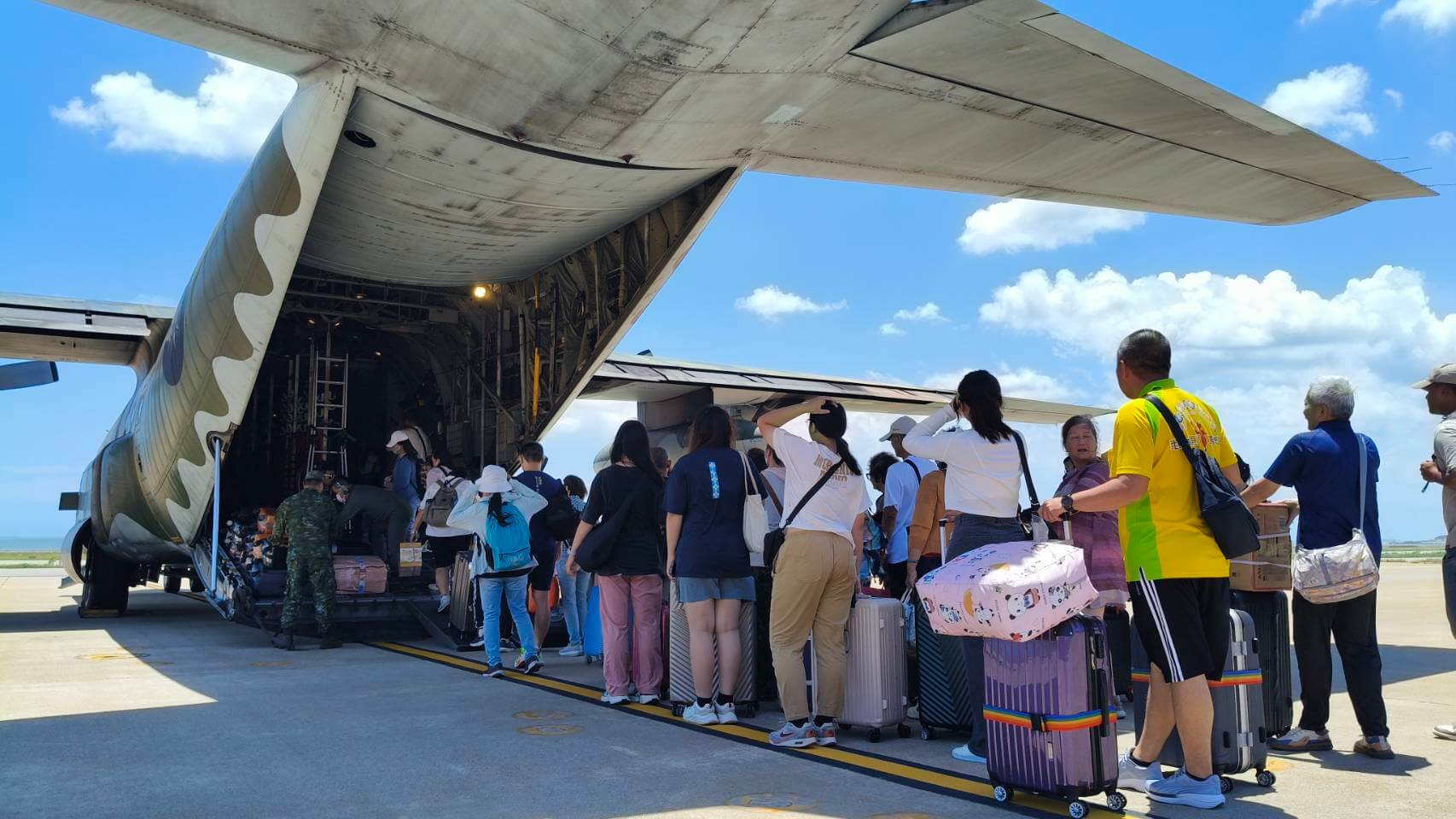 颱風亂交通，軍機出動4架次金門疏運旅客