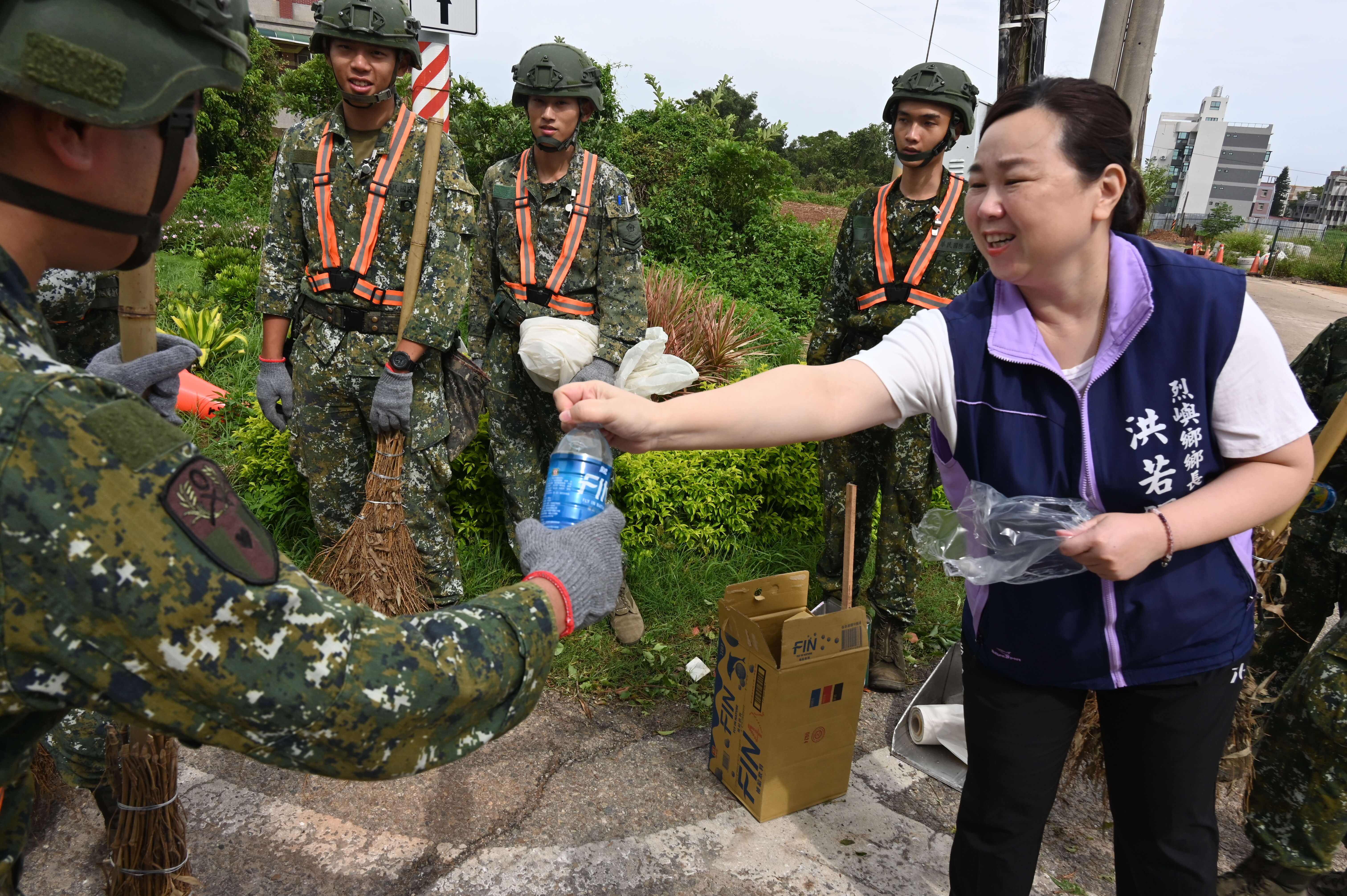 楊柳肆虐金門傳22件災情   金防部官兵清理街道
