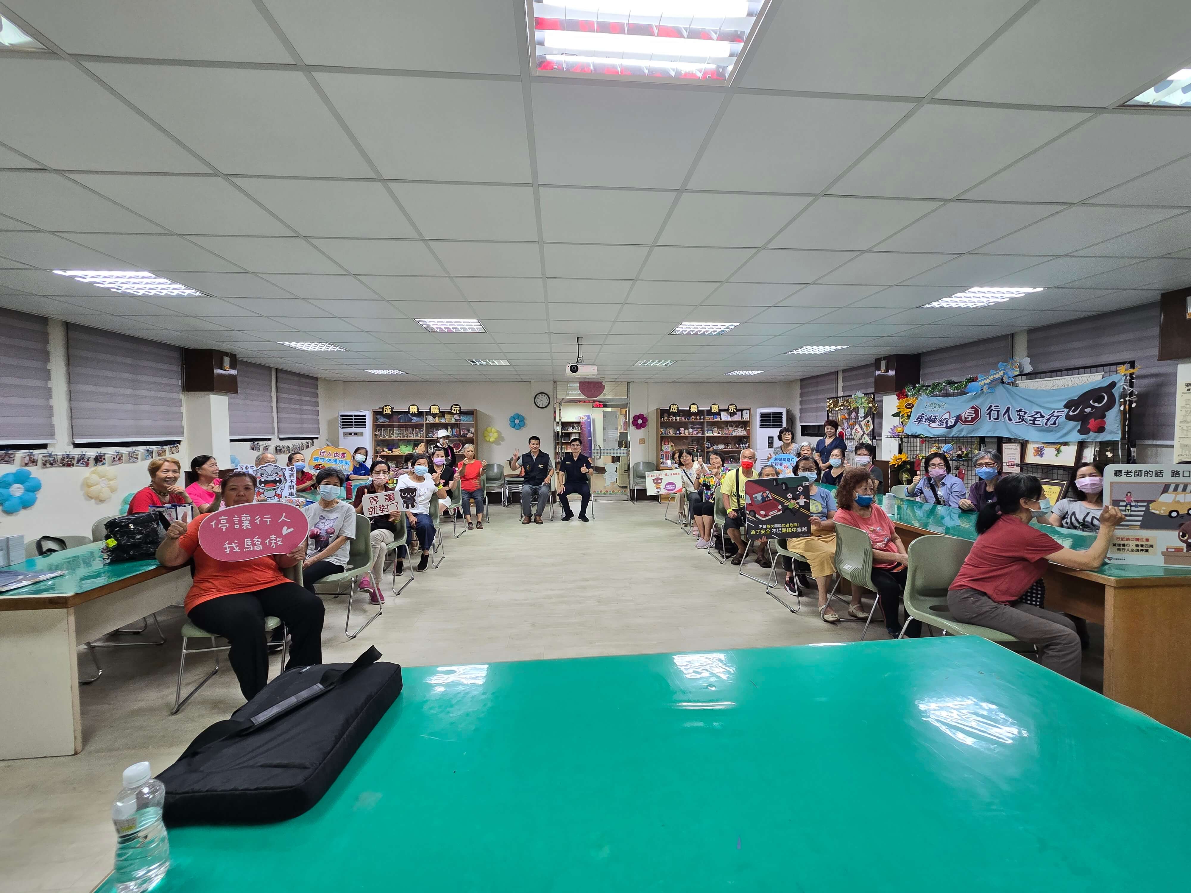 正義社區及金湖樂齡學習中心路老師高齡者交通安全宣導