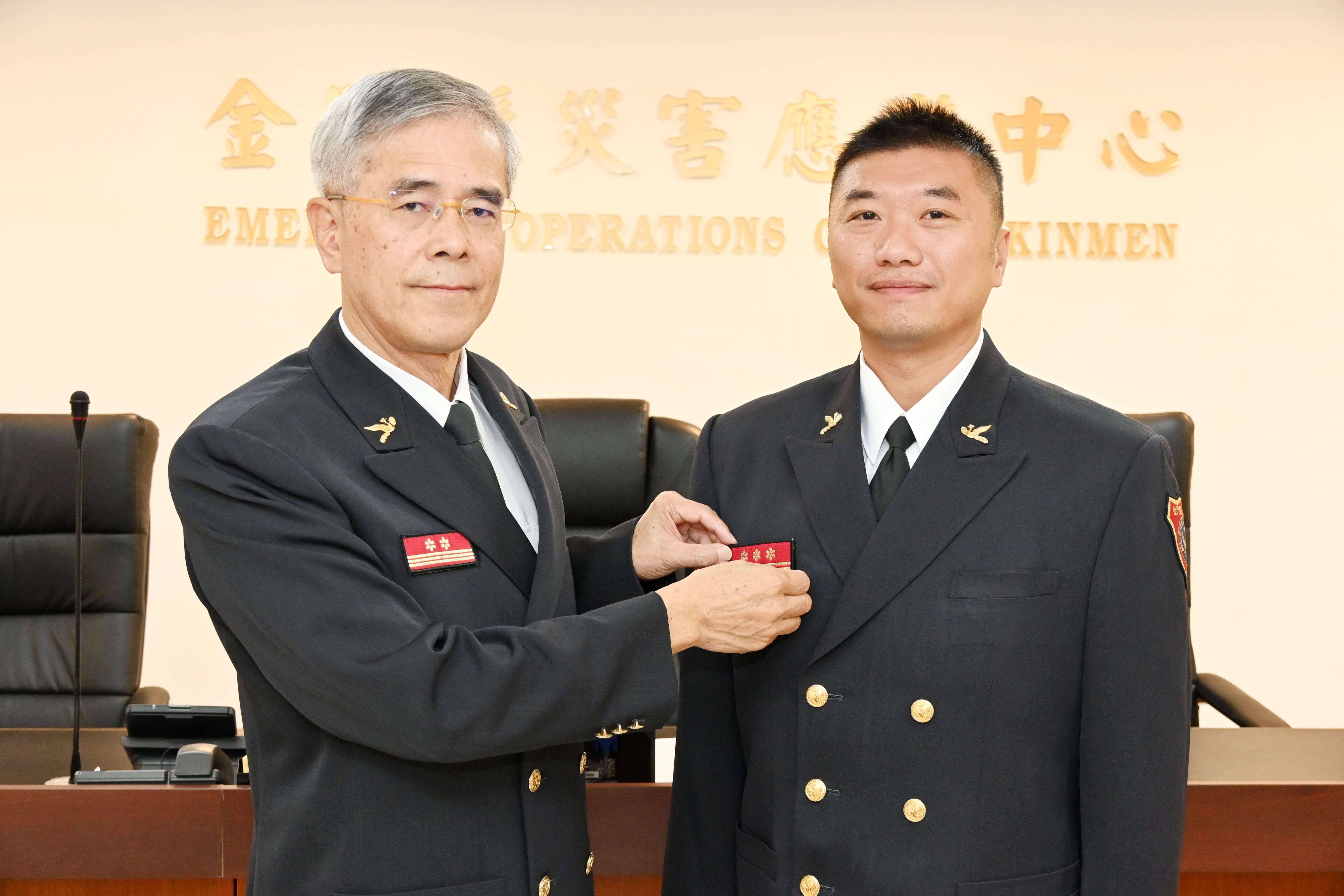 金門縣消防局晉陞授階儀式 局長期勉精進不懈