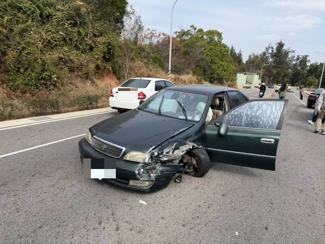 金寧環島北路鎮西路段傳車禍 所幸無重大傷亡 金寧環島北路鎮西路段傳車禍 所幸無重大傷亡