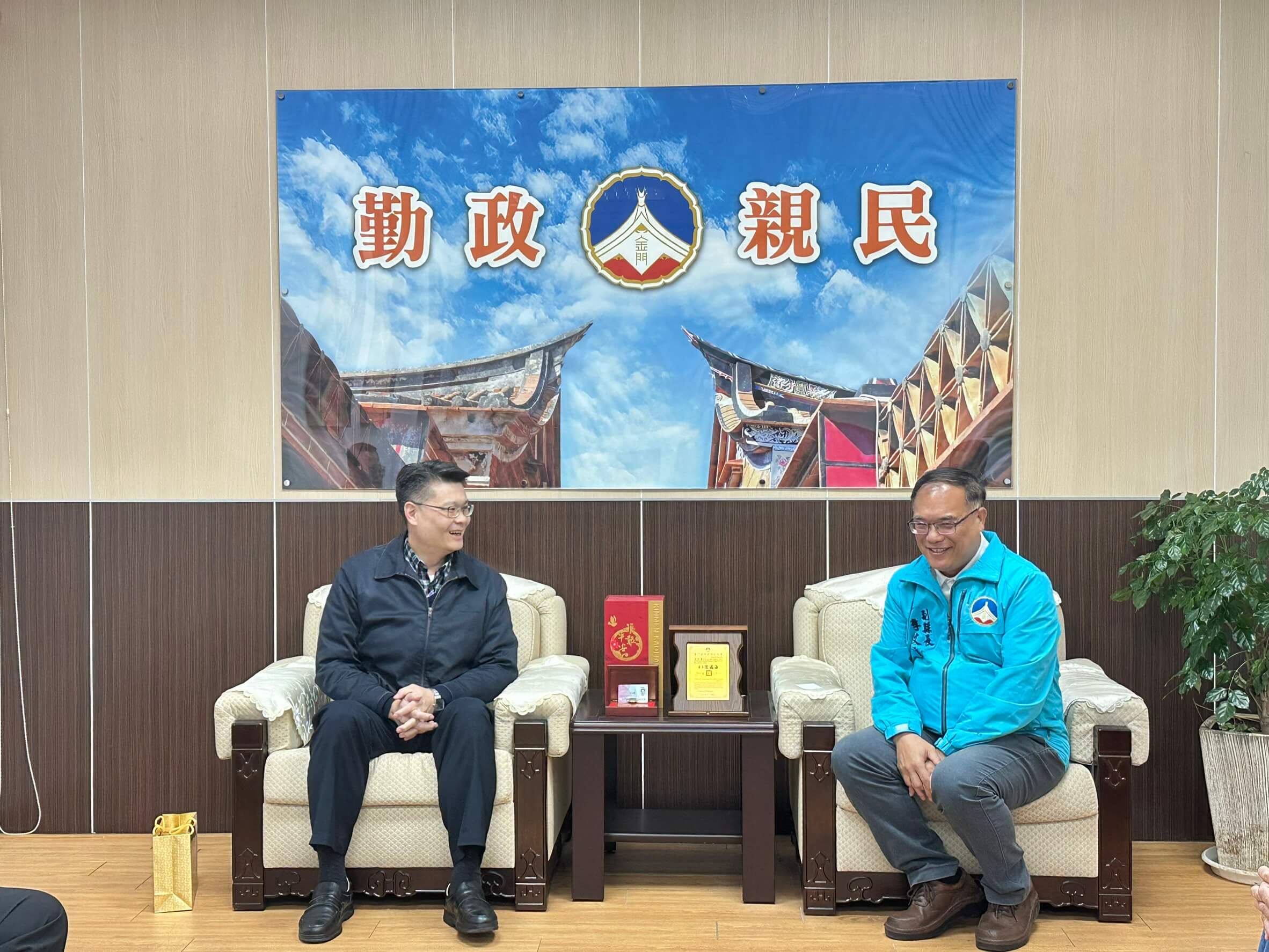 台電鄭副總經理慶鴻蒞臨金門縣府拜會 縣府感謝颱風期間全力支援 並提出全縣電纜地下化需求